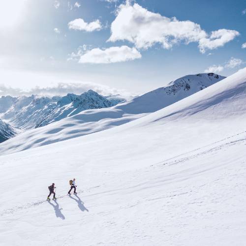 Des marcheurs en raquette au coeur des montagnes des Alpes