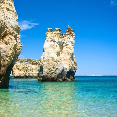 Des rochers typiques d'Algarve le long de la côte du Sud du Portugal