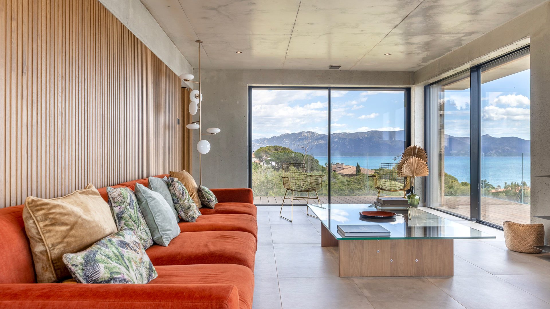 Le salon avec vue imprenable sur la mer de la villa Oléine