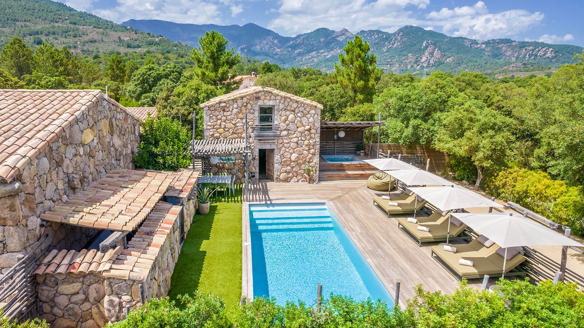 La villa typique avec piscine en Corse du Sud