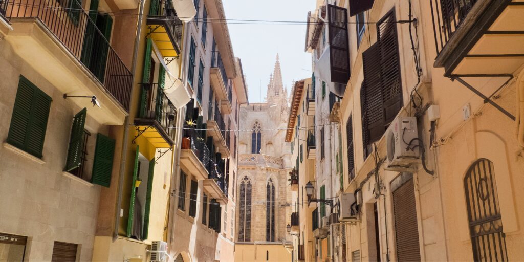 Une rue du centre historique à visiter à Palma de Majorque