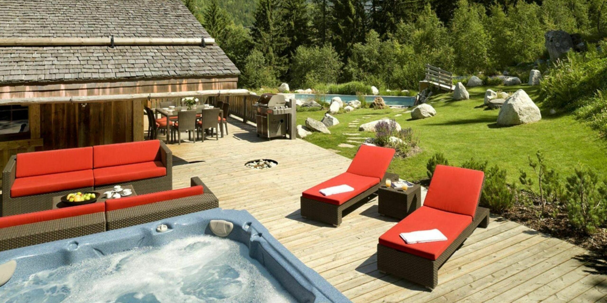 Un chalet de luxe avec jacuzzi situé au coeur de la forêt de Chamonix