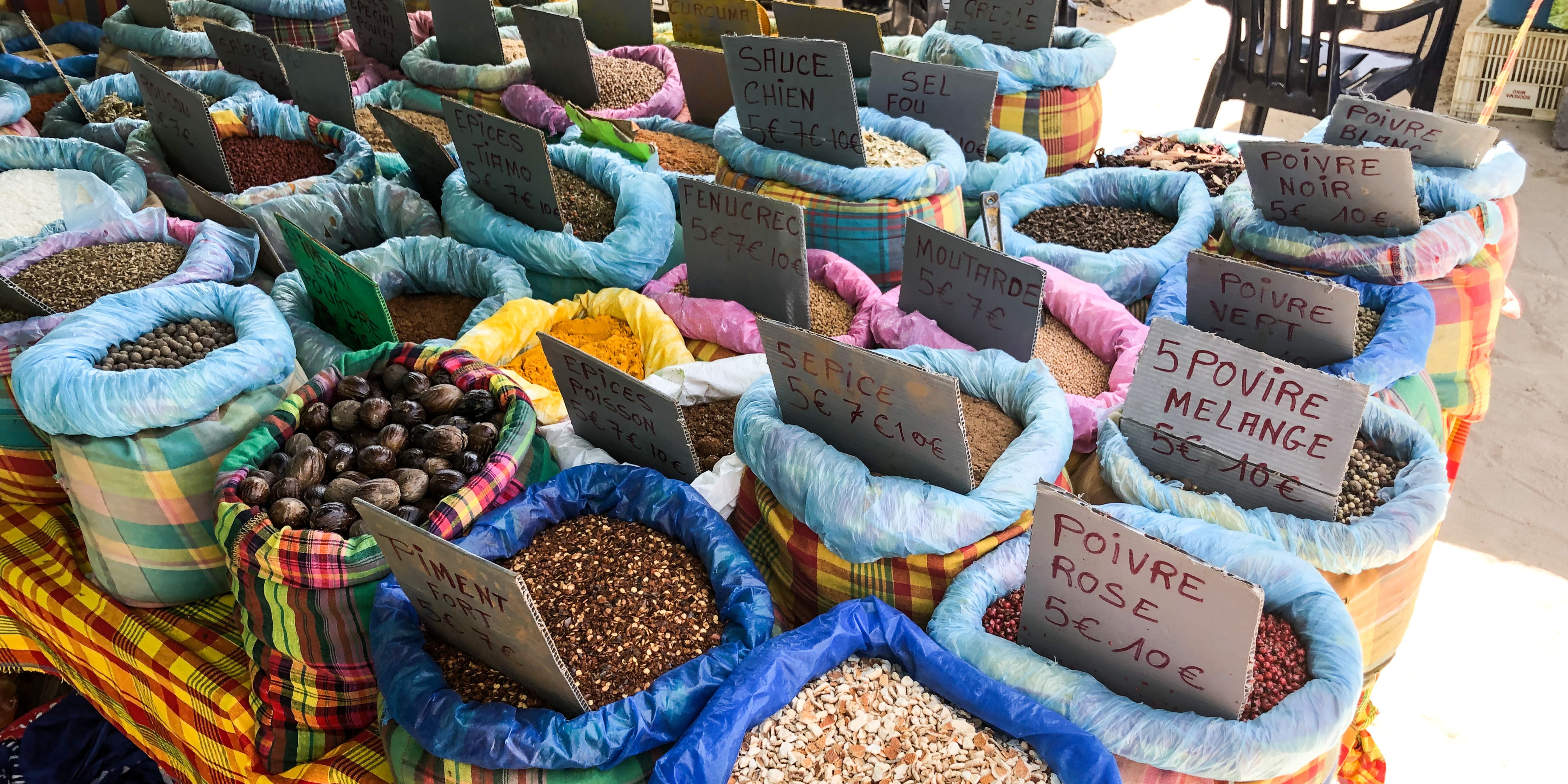 Les épices incontournables de la gastronomie en Guadeloupe