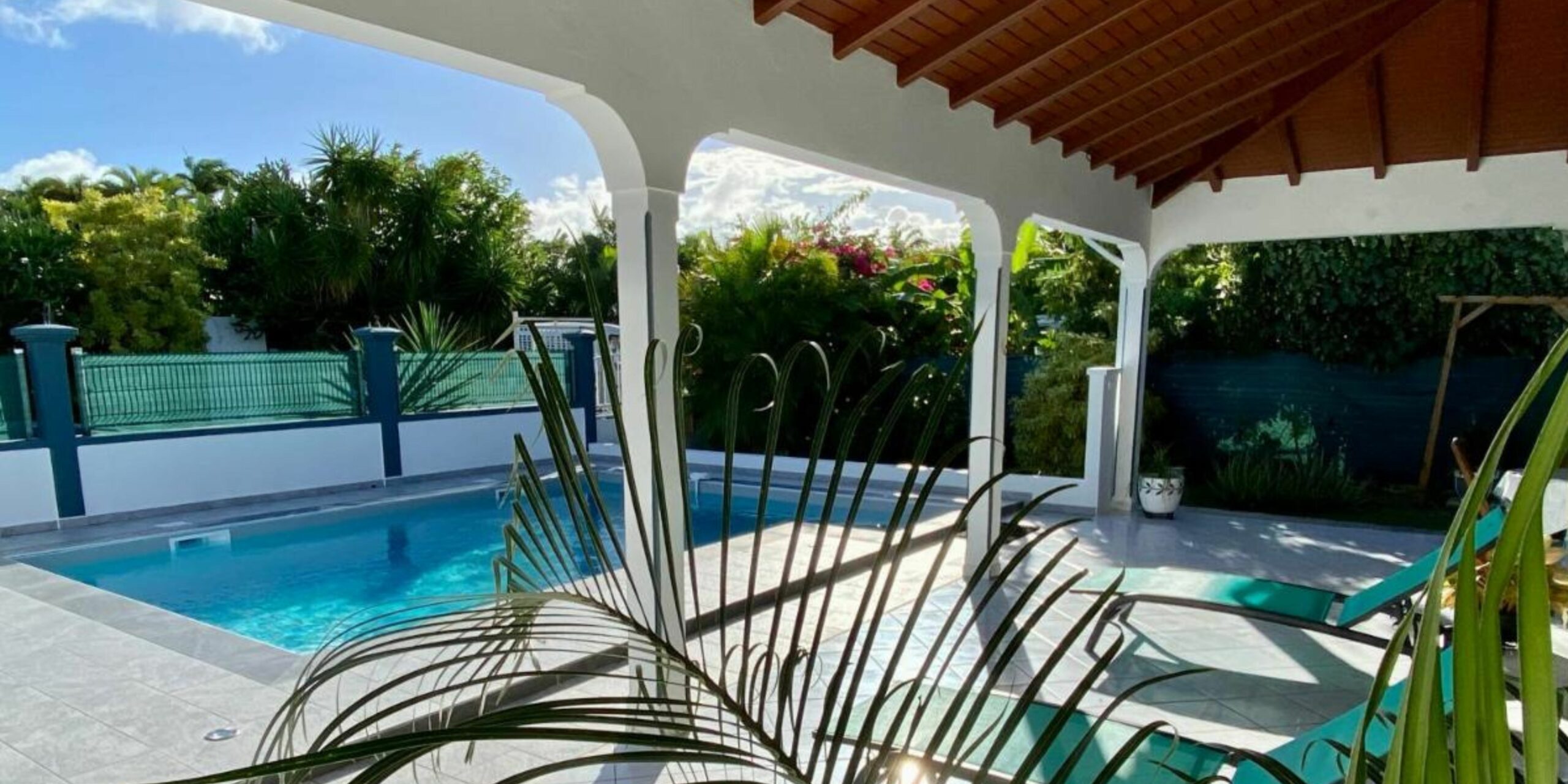 La terrasse de la villa des Lataniers à Saint-François en Guadeloupe