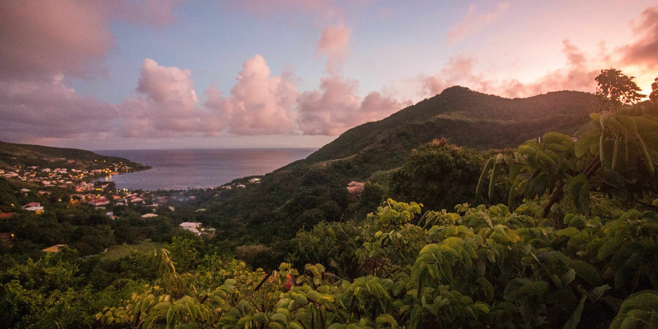 La Martinique vue avec un coucher de soleil rosé
