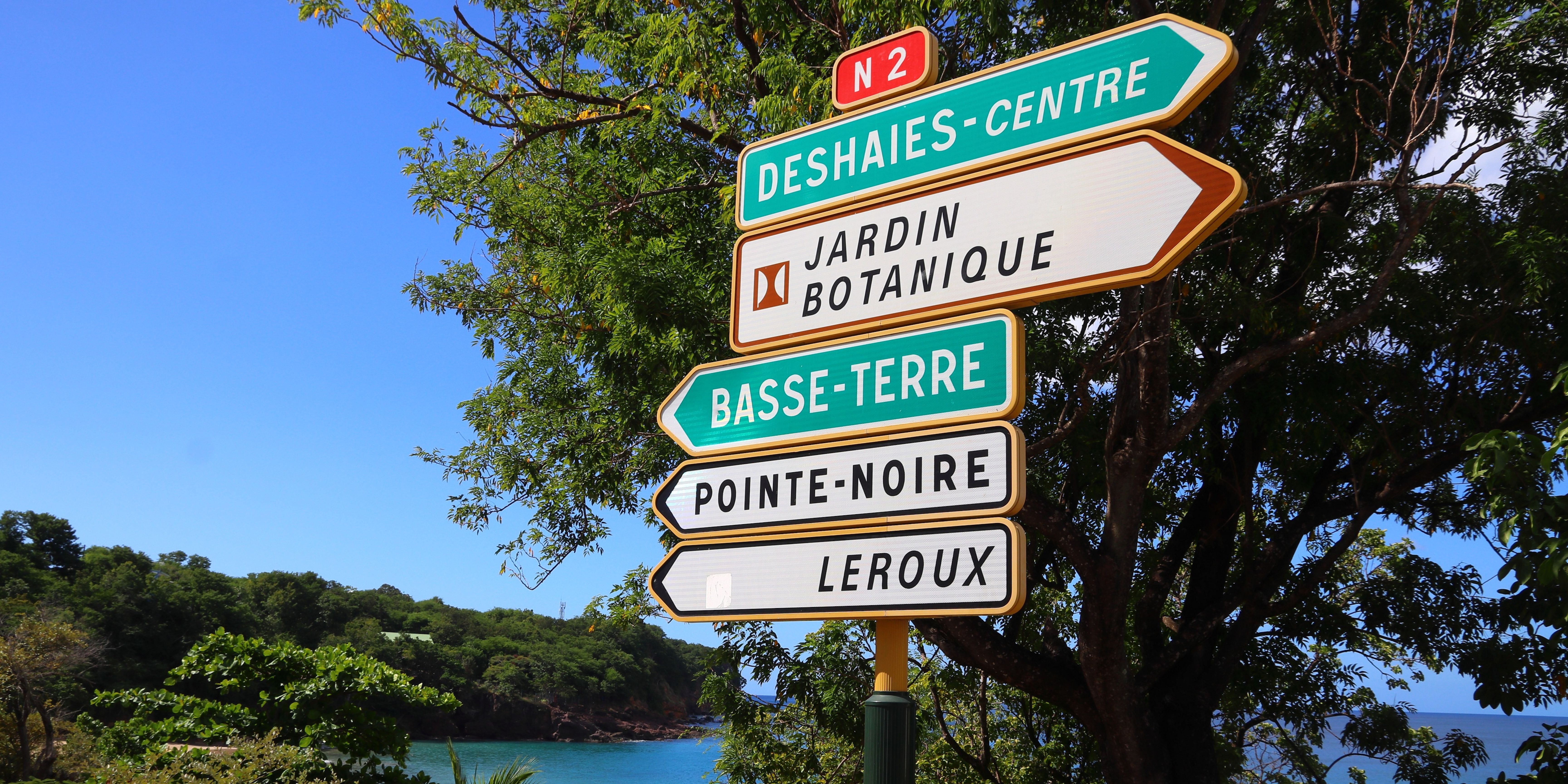 Des panneaux routiers de direction en Martinique