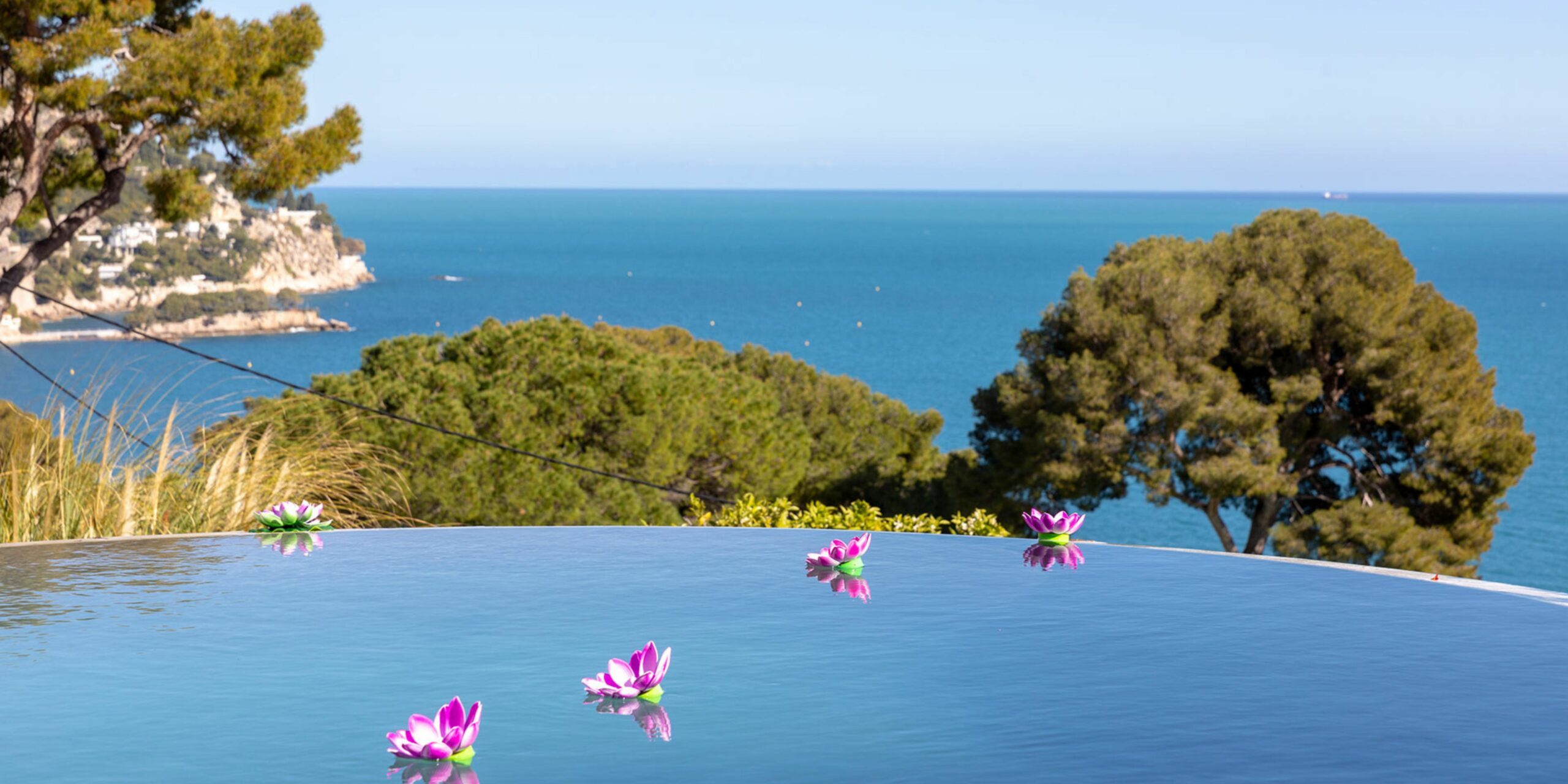 La piscine à débordement de la plus belle villa de Nice