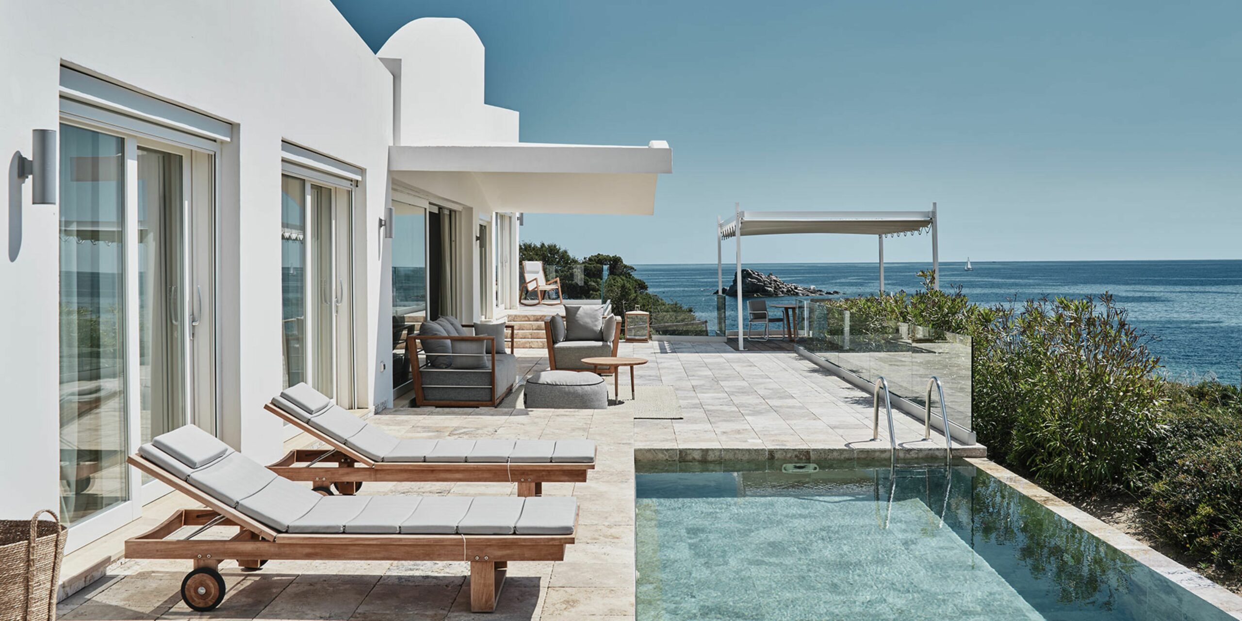 La piscine d'une villa avec les pieds dans l'eau en Sardaigne