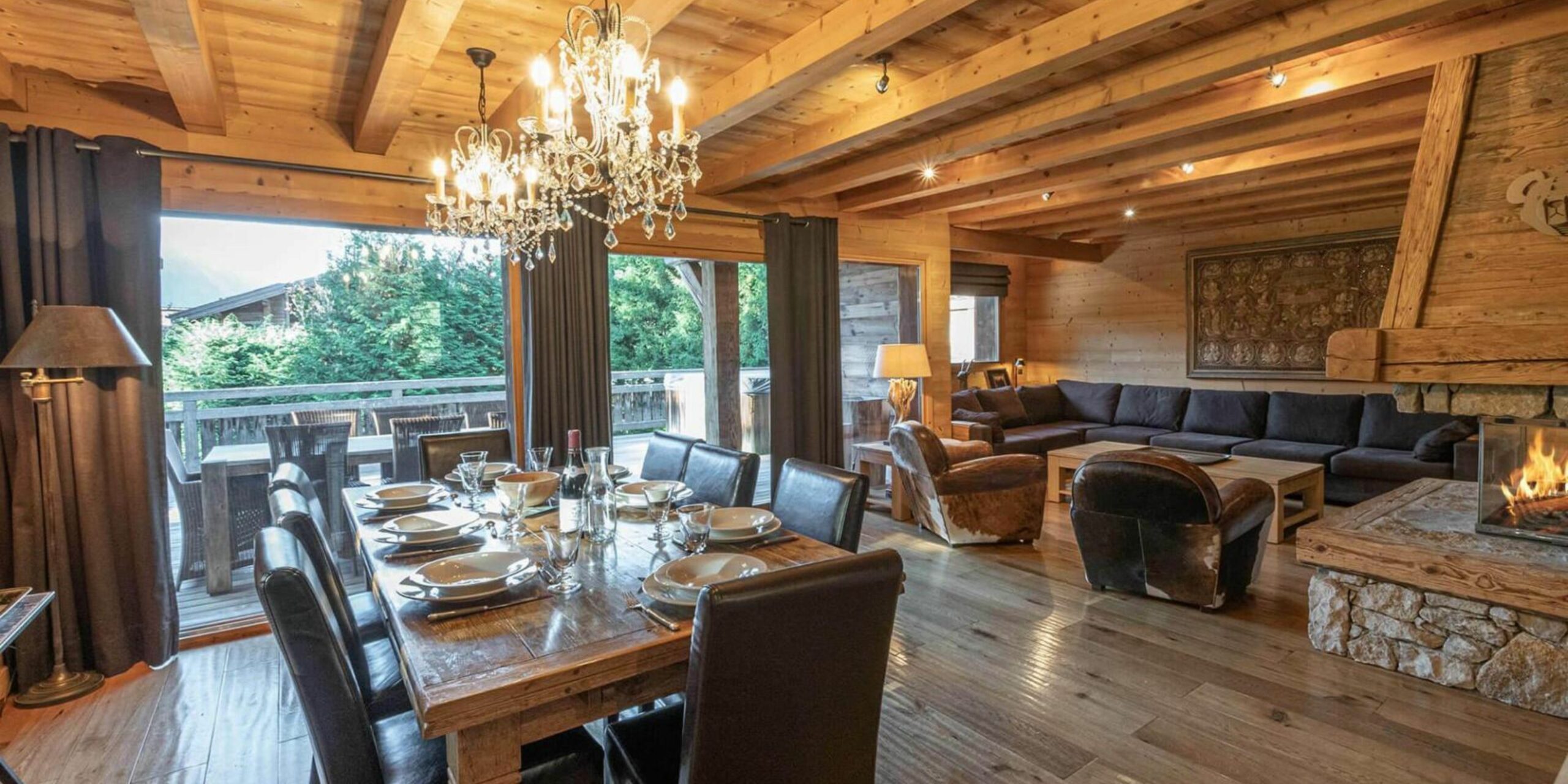 Le salon luxueux d'un chalet proche du golf de Chamonix