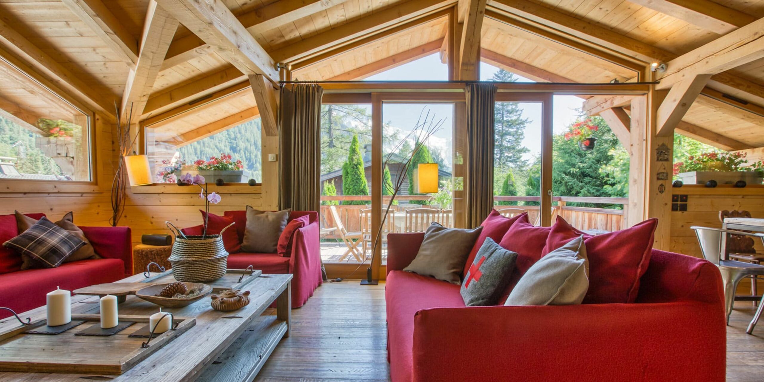 Un salon dans un chalet luxueux typique savoyard de Chamonix