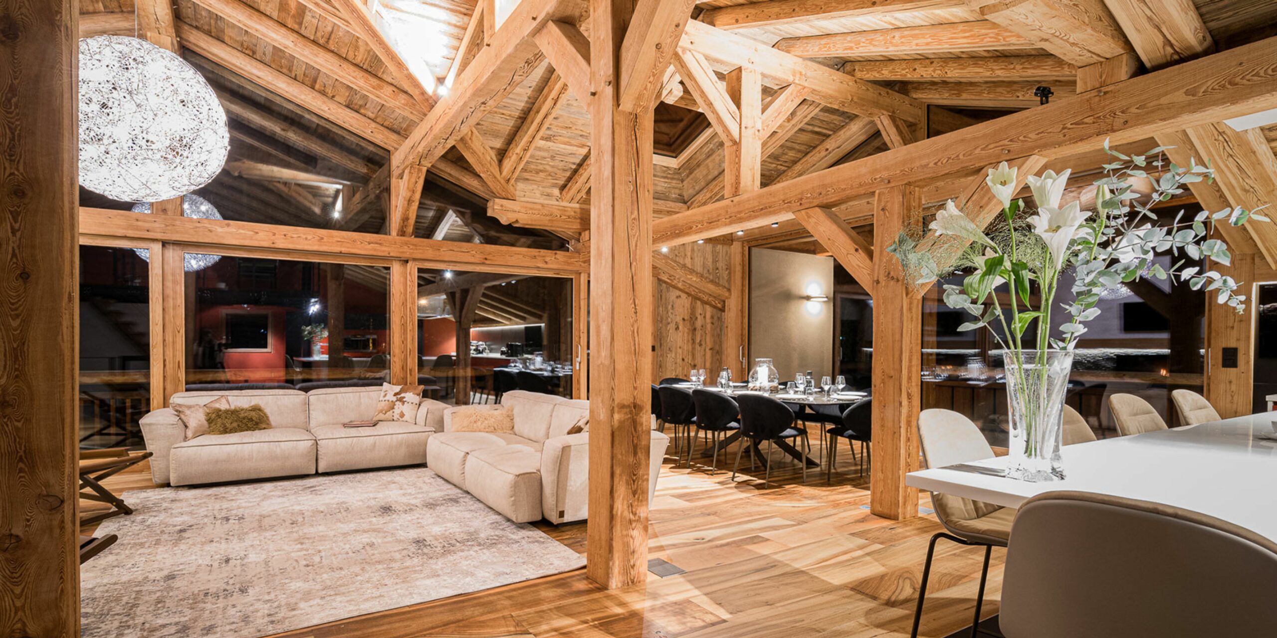 Salon rénové d'un chalet de luxe en location à Chamonix