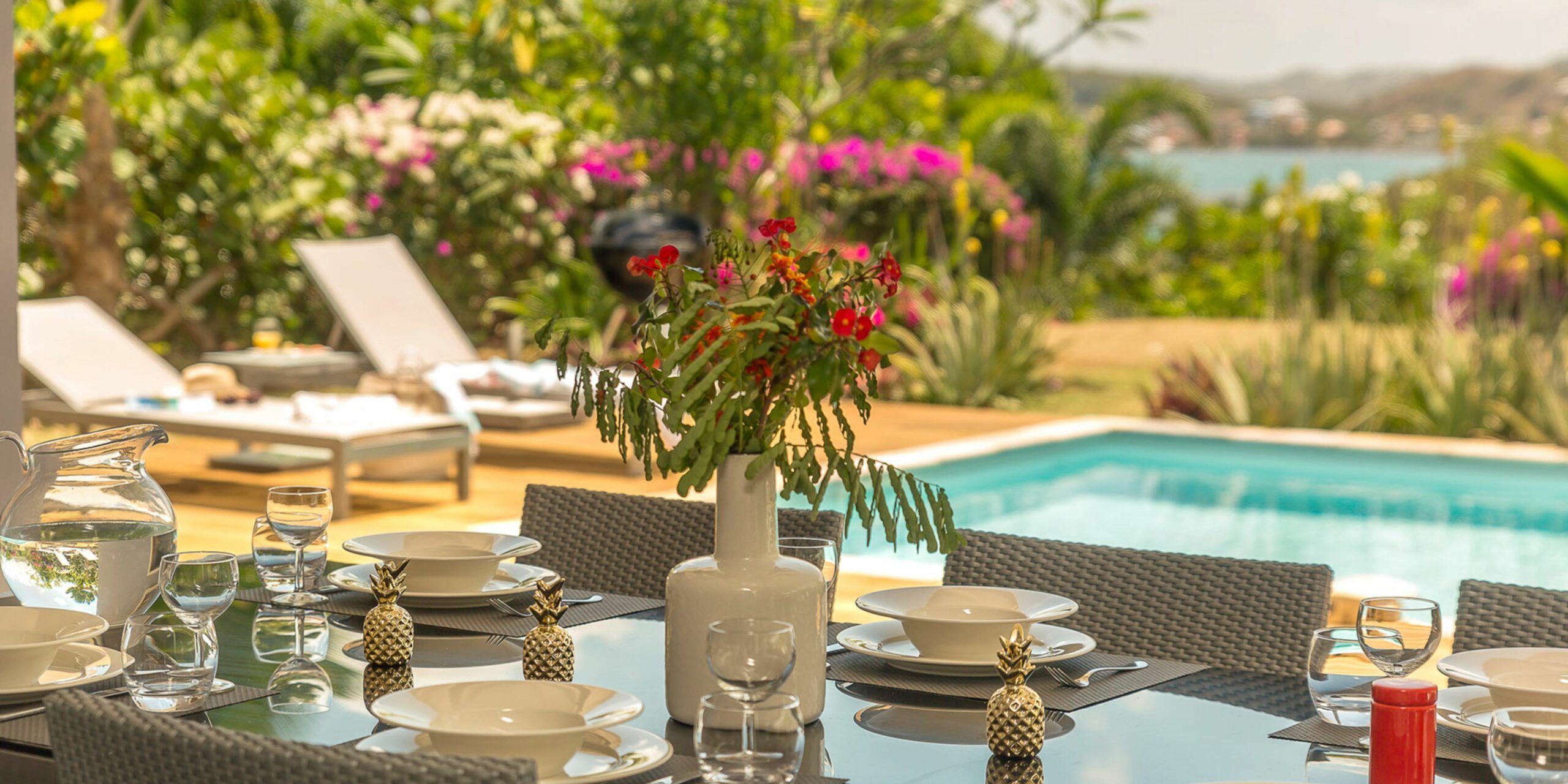 Le salon sur la terrasse de la villa Arlésia avec vue mer en Martinique