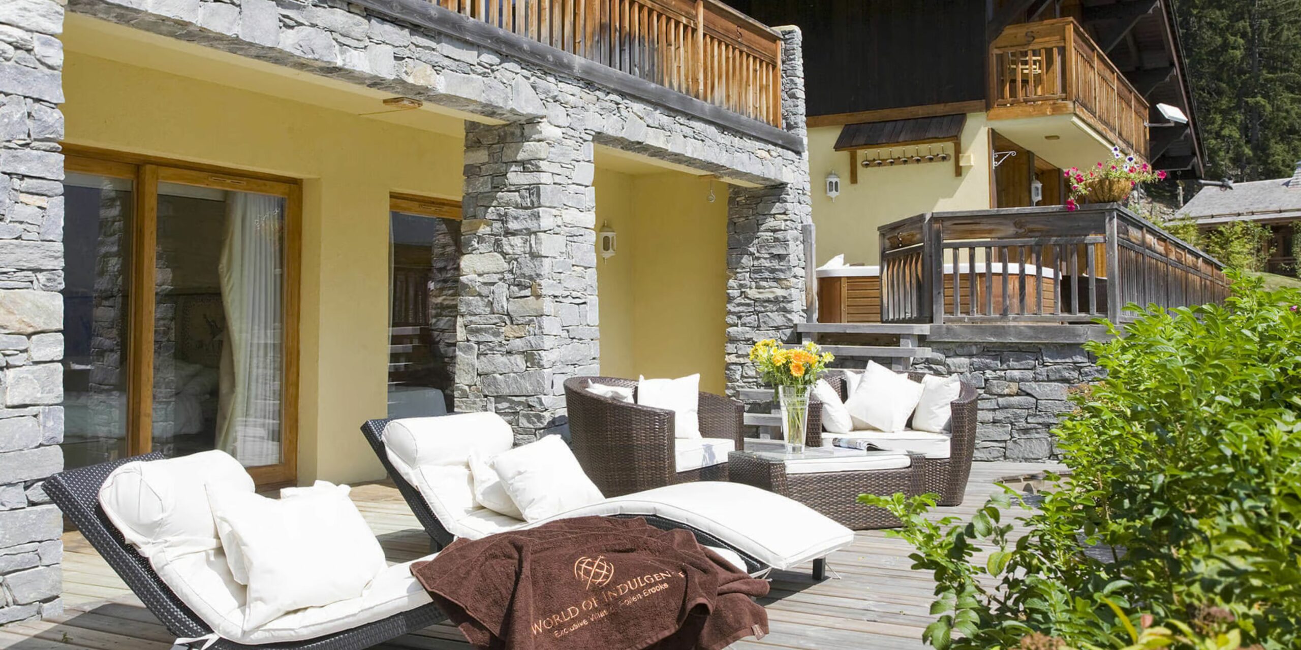 La terrasse d'un chalet de luxe pour un groupe à Chamonix
