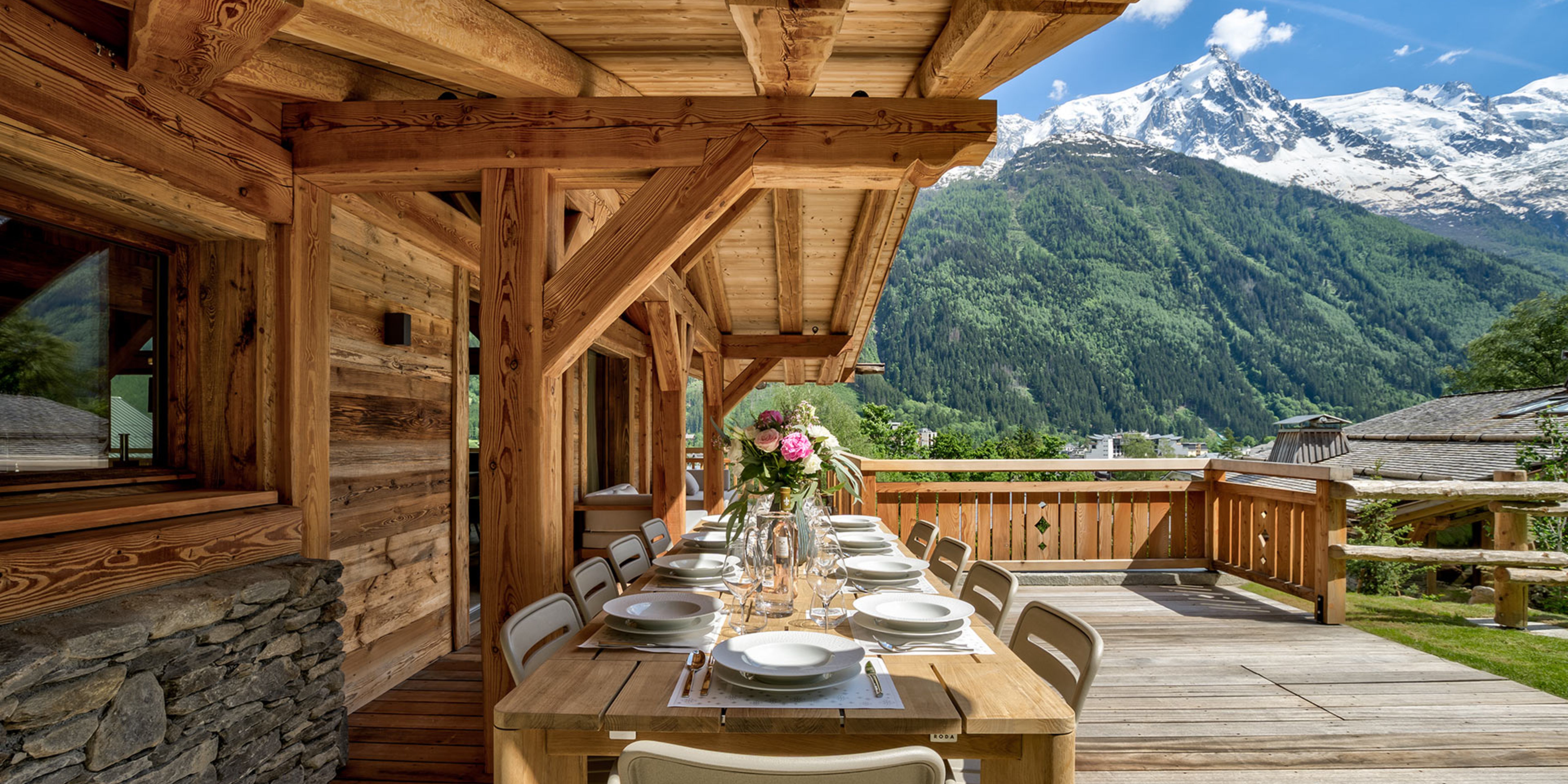 La terrasse panoramique d'un chalet de luxe à Chamonix