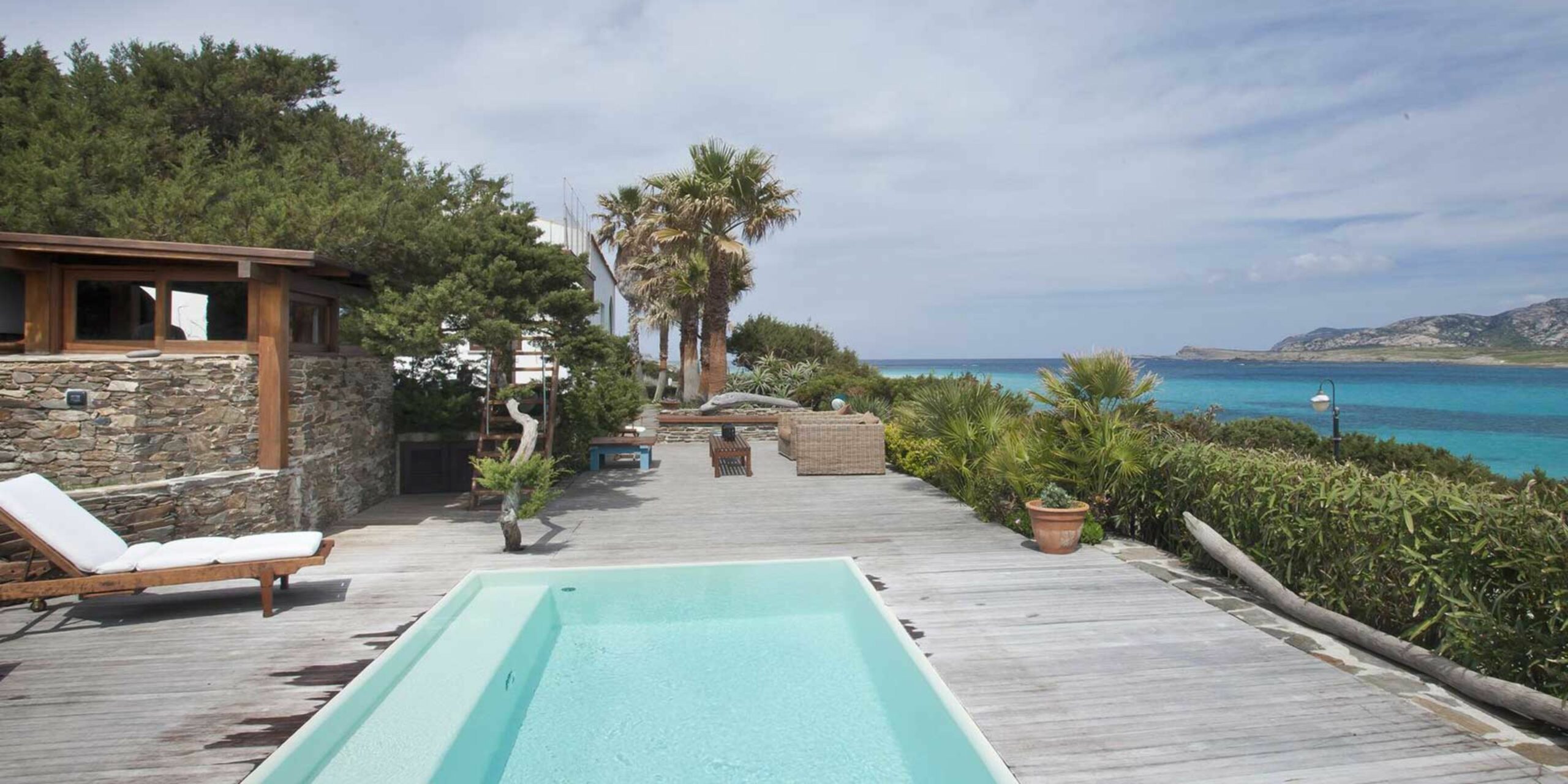 La terrasse avec piscine de la villa Giulia en Sardaigne