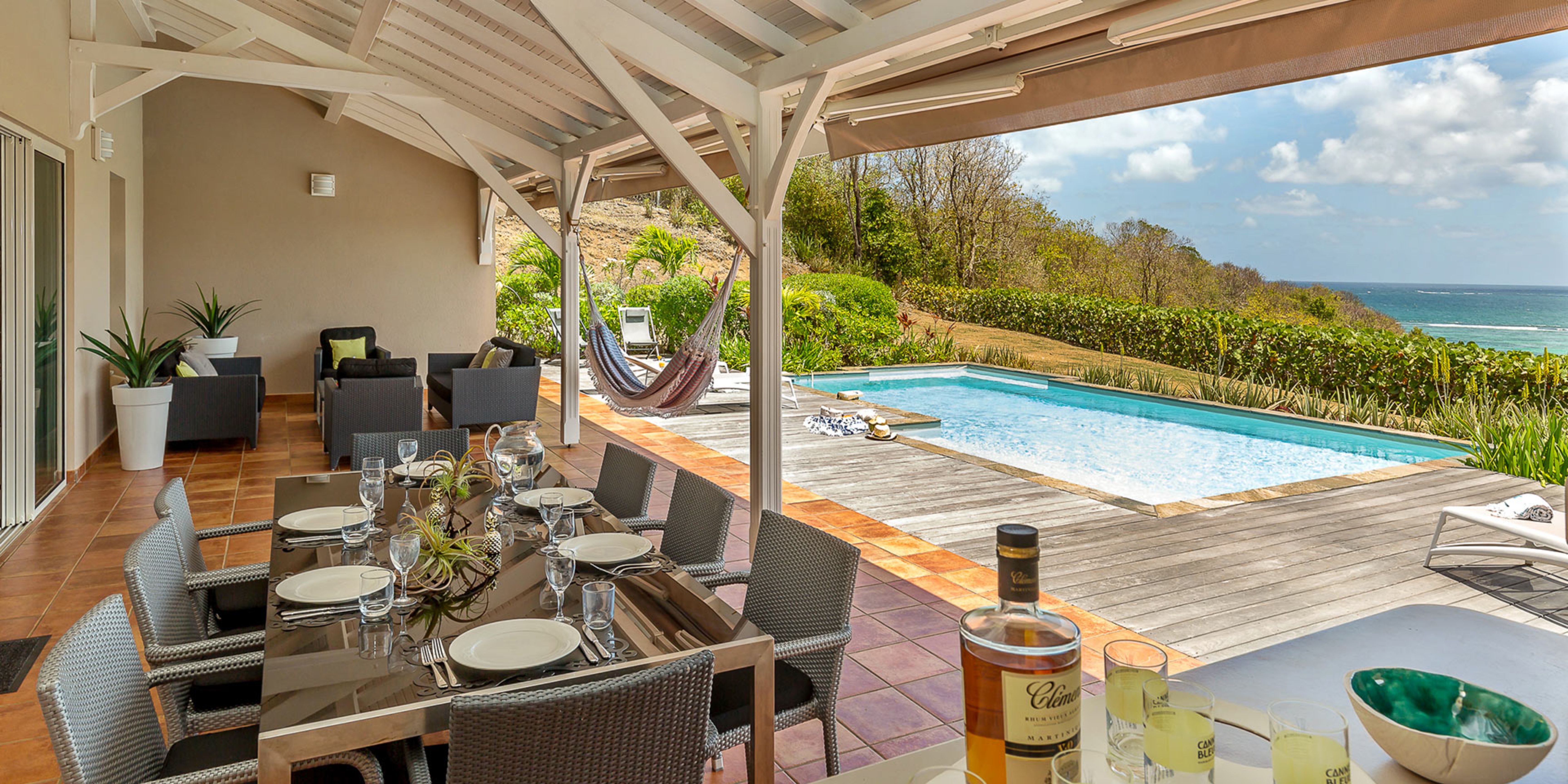 La terrasse de la villa Zahara avec piscine en Martinique