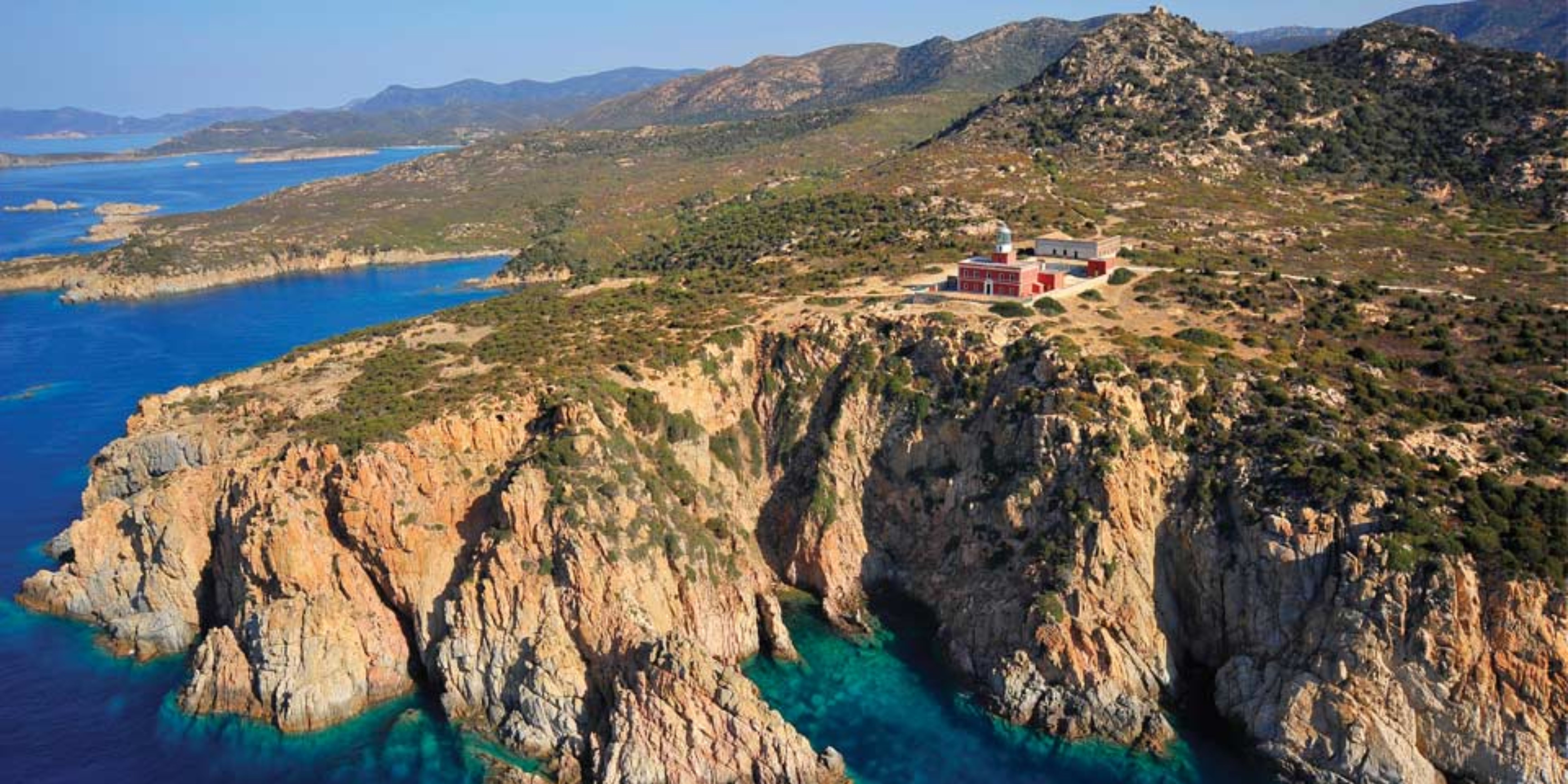 La villa rénovée de l'ancien phare en bord de plage en Sardaigne
