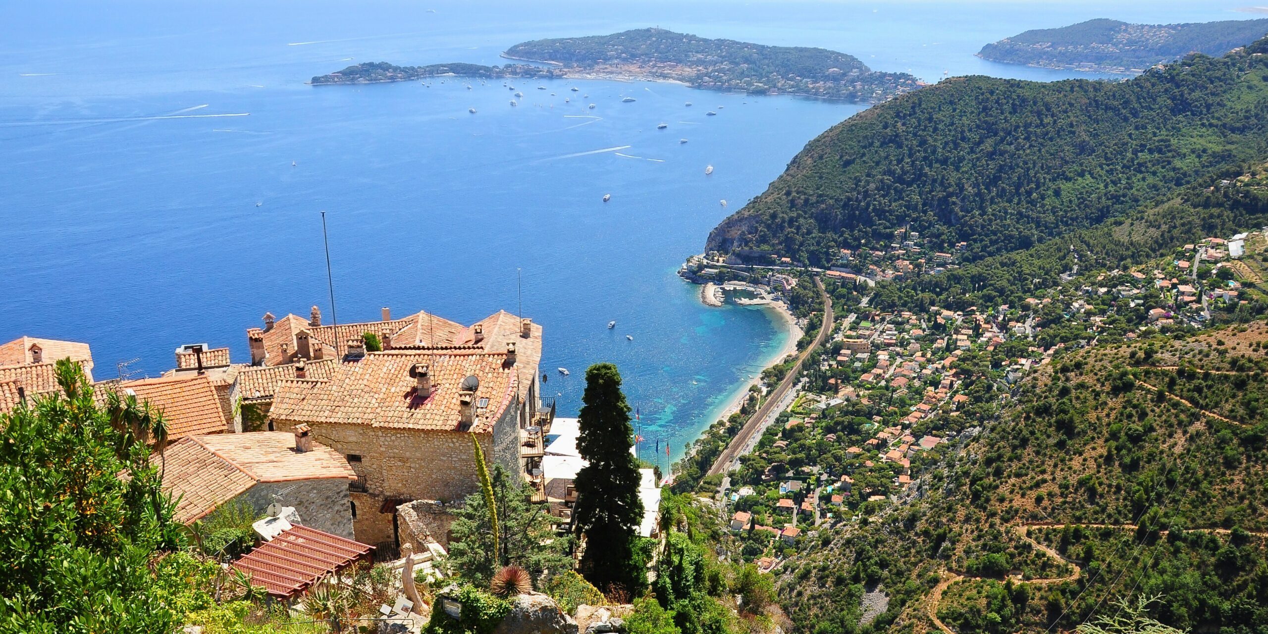 Le village d'Eze où se trouve la villa avec piscine près de Nice
