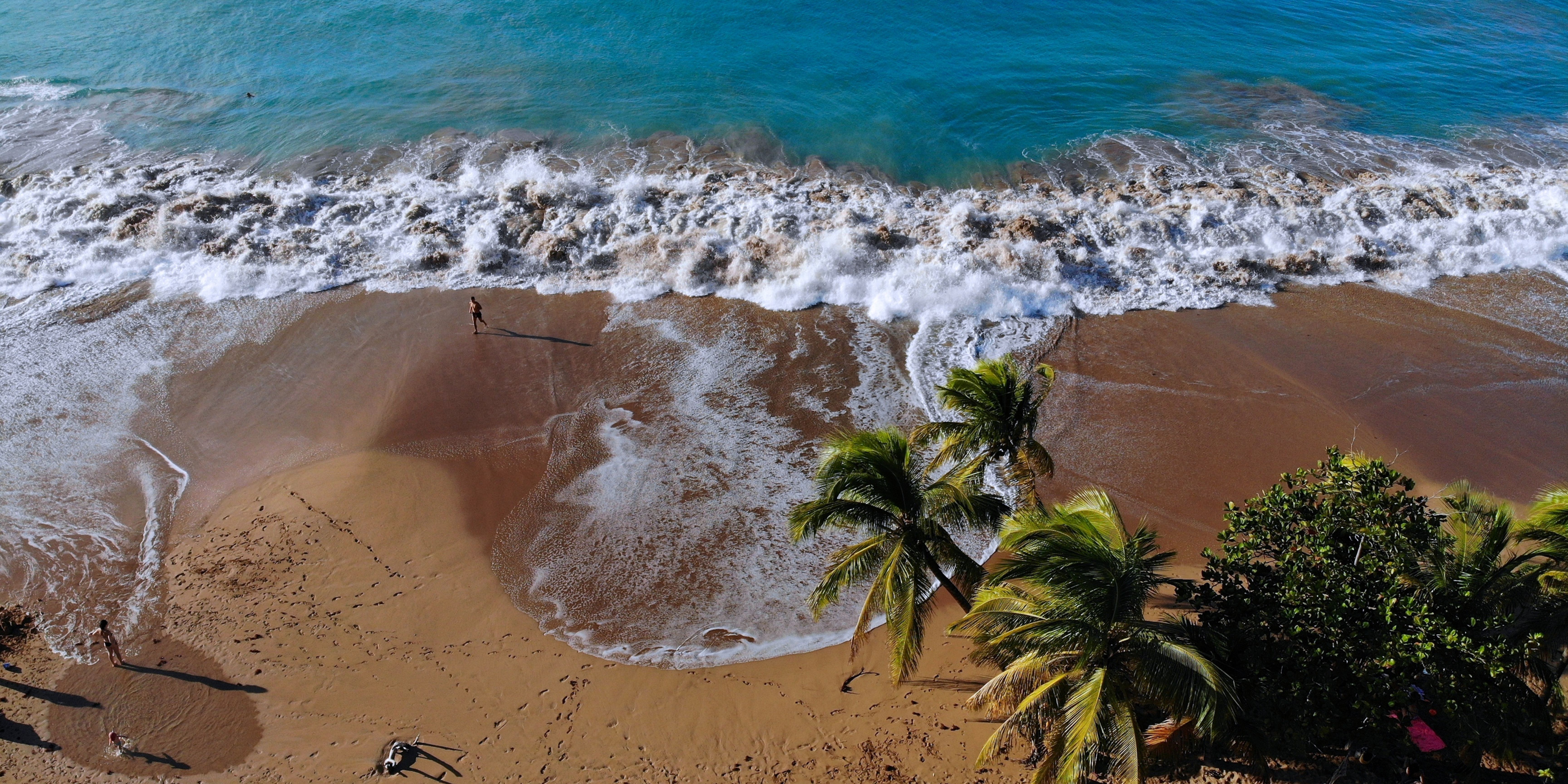 Vue depuis un drone sur l'une des plages de Guadeloupe