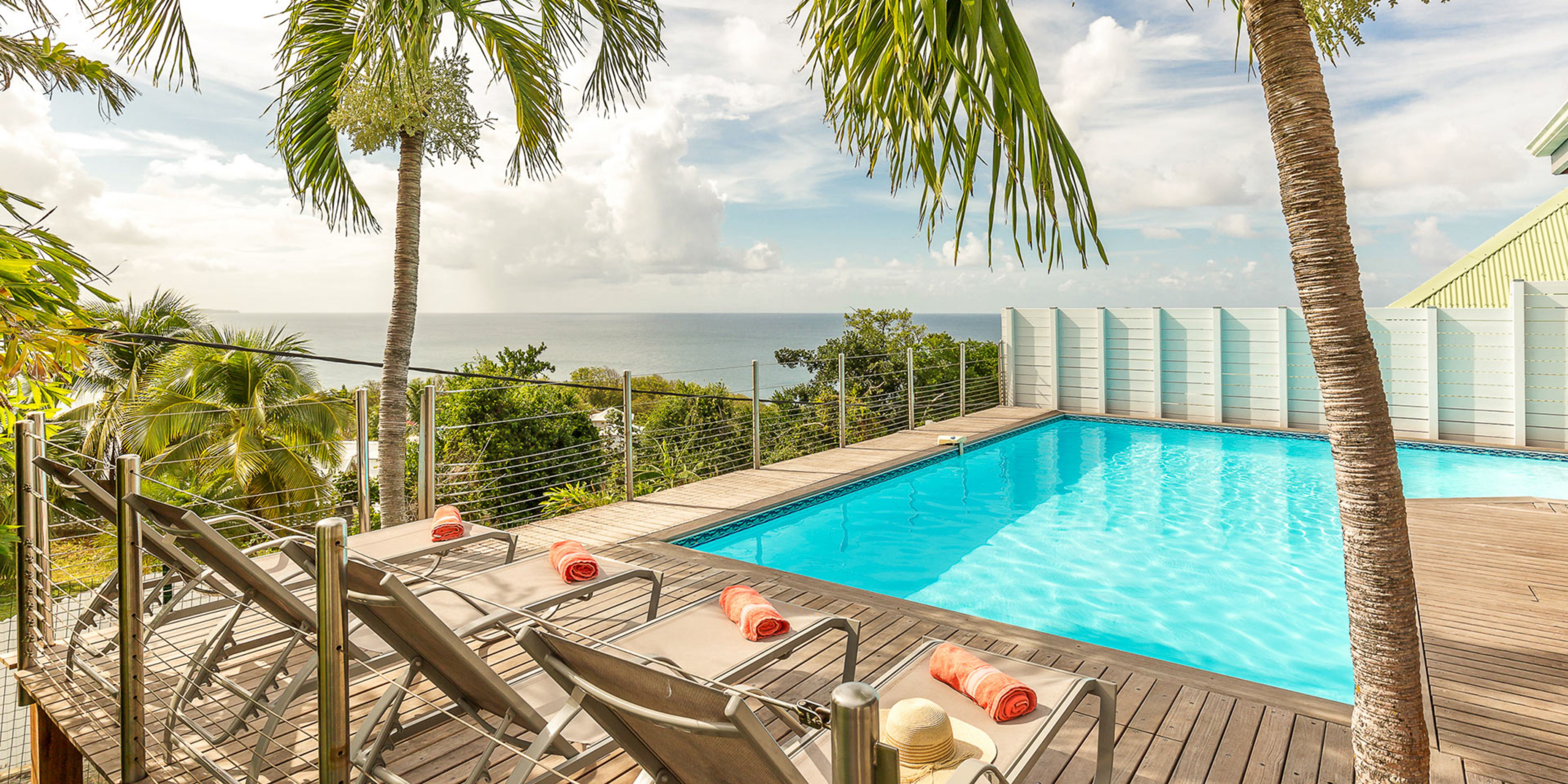 La vue depuis la terrasse de la piscine de la villa en Martinique