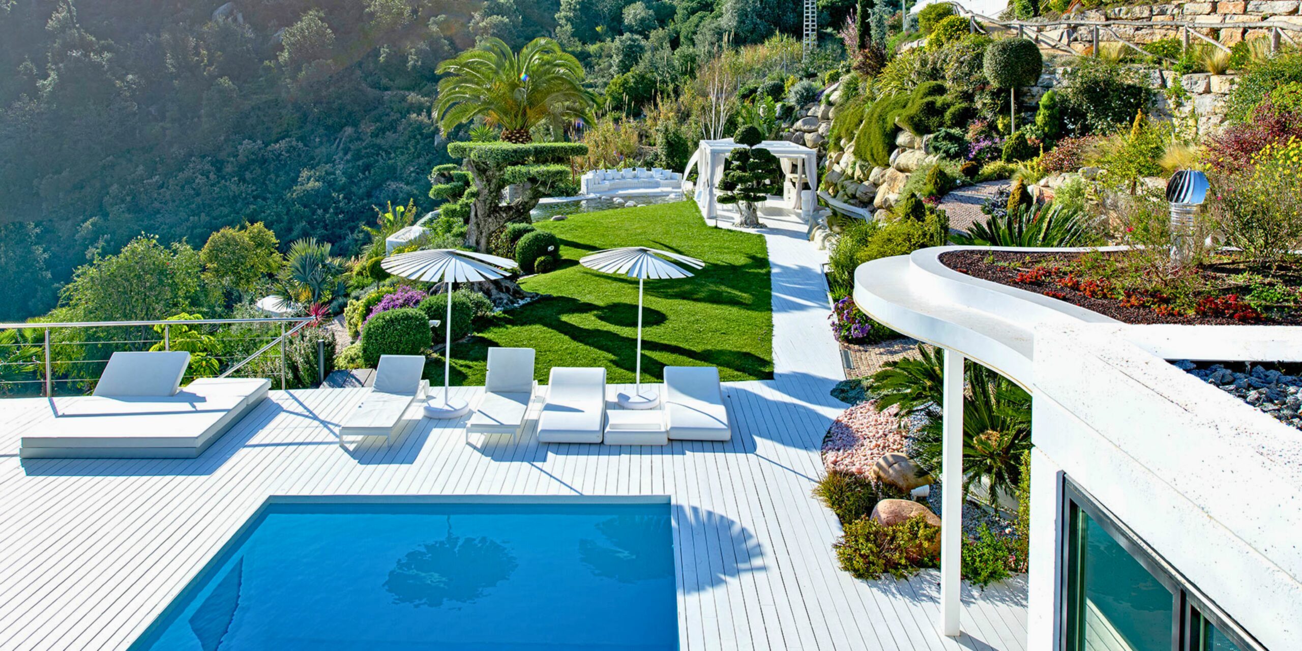 Le jardin de la villa avec piscine et vue sur la mer de Barcelone