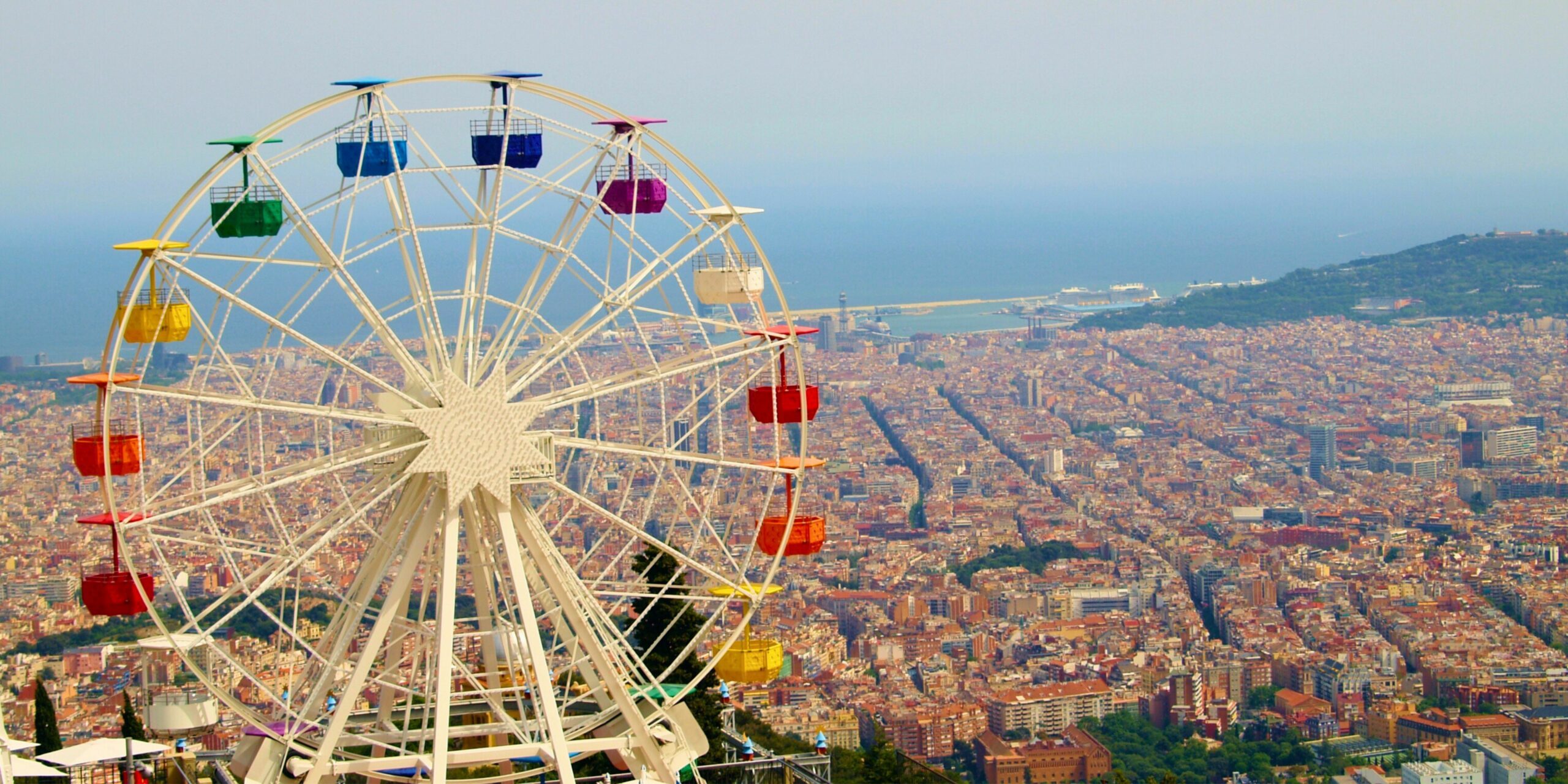 Un parc d'attractions pour les familles qui surplombe la ville de Barcelone