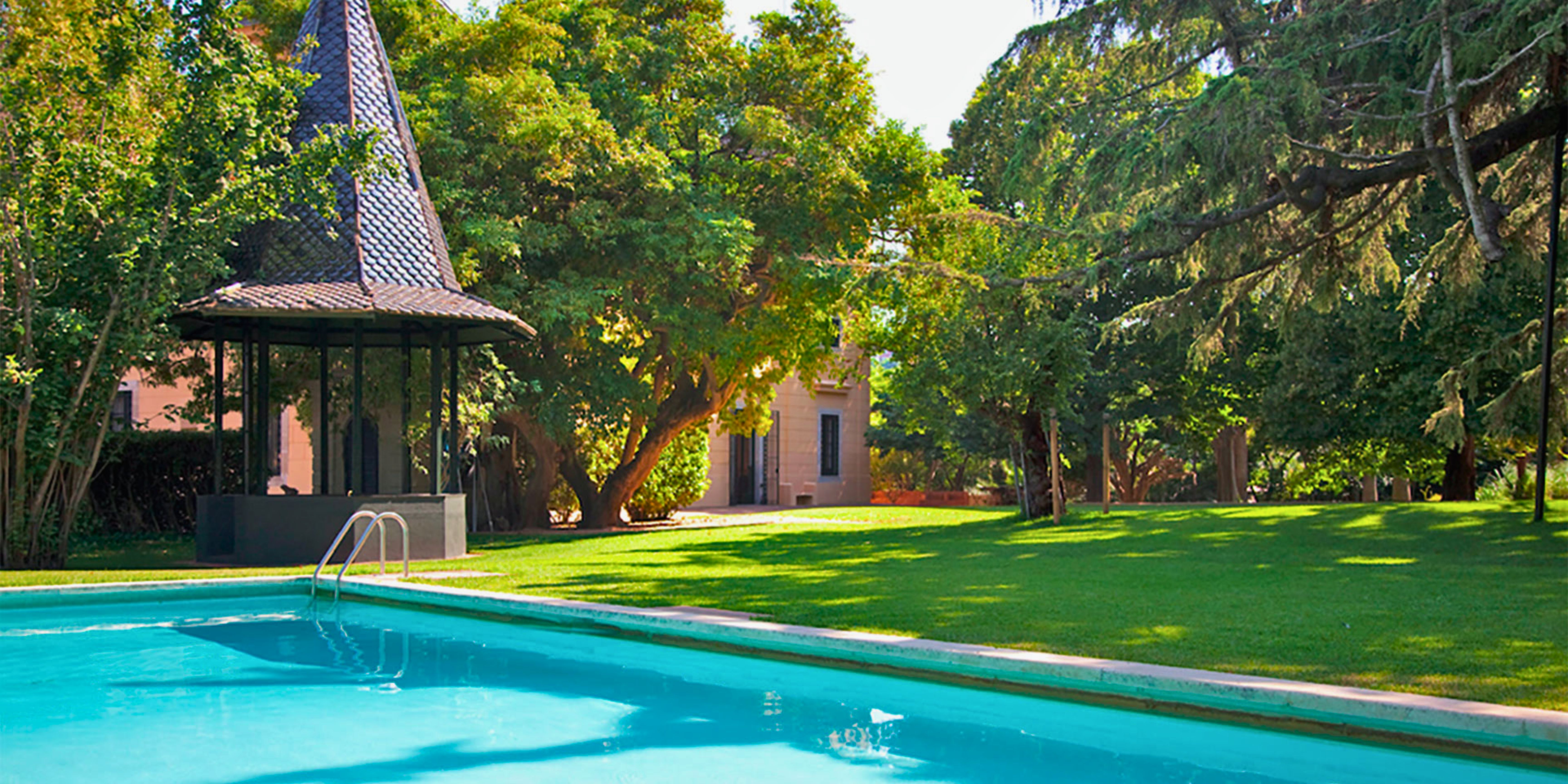 La piscine de la villa pour organiser un mariage à Barcelone