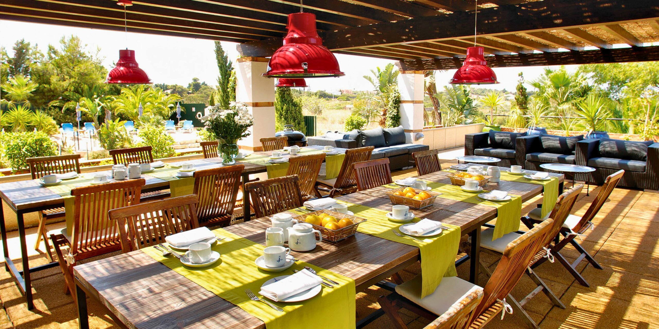La terrasse de la villa pouvant accueillir plus de 20 personnes en Algarve