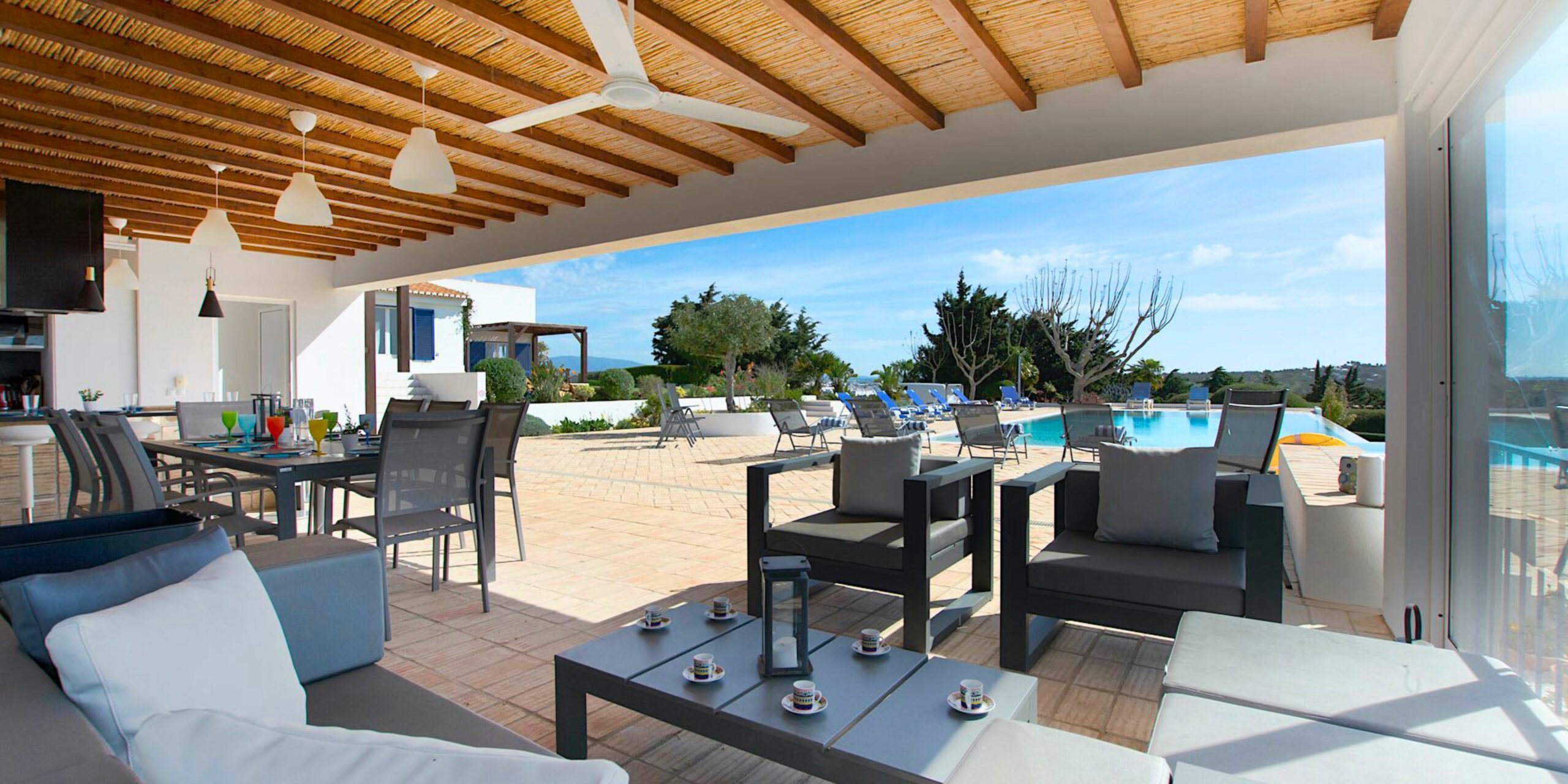 La terrasse de la villa Alfonso et sa piscine en Algarve