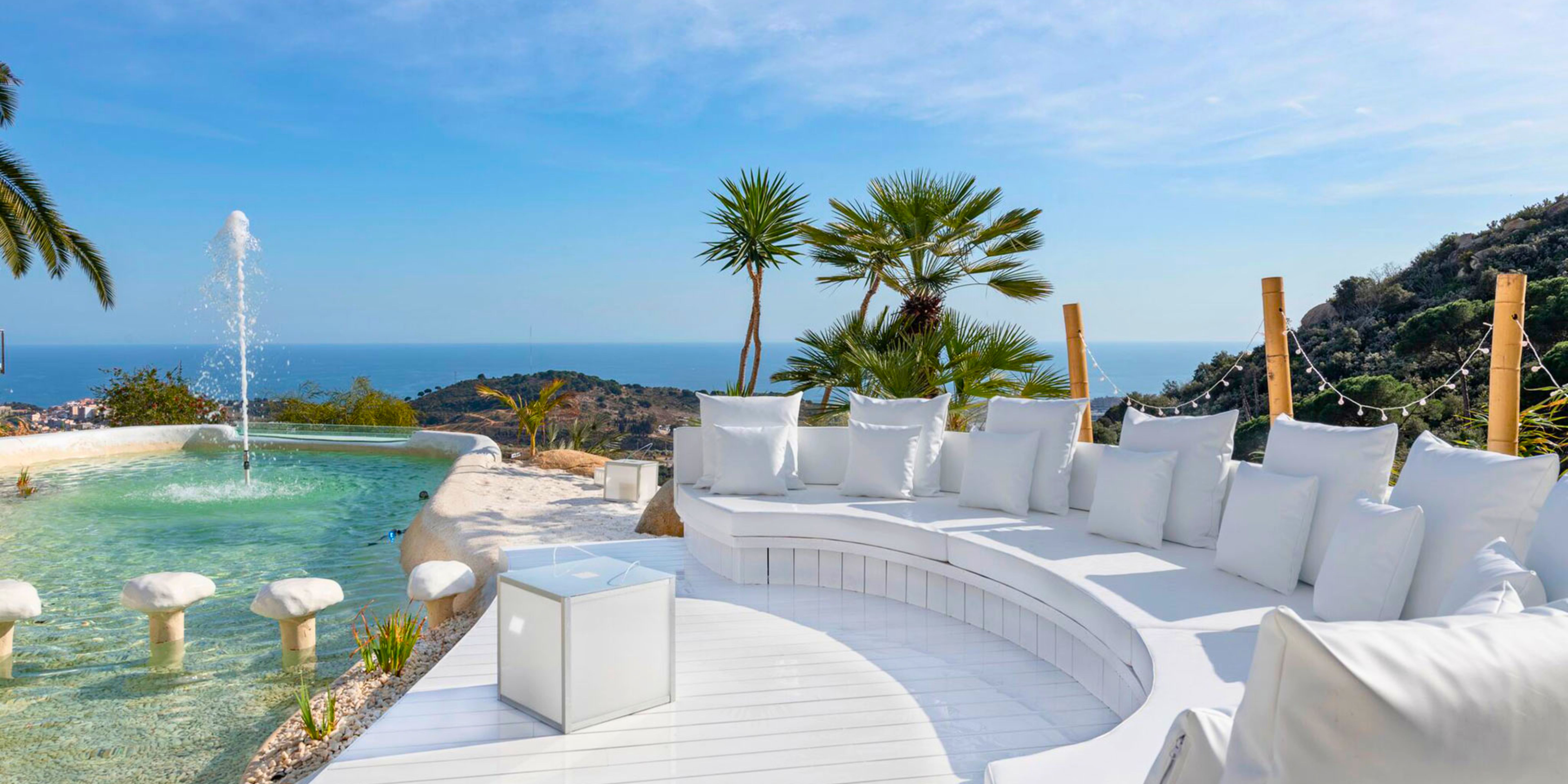La terrasse de la villa avec piscine offrant une vue sublime sur la mer de Barcelone