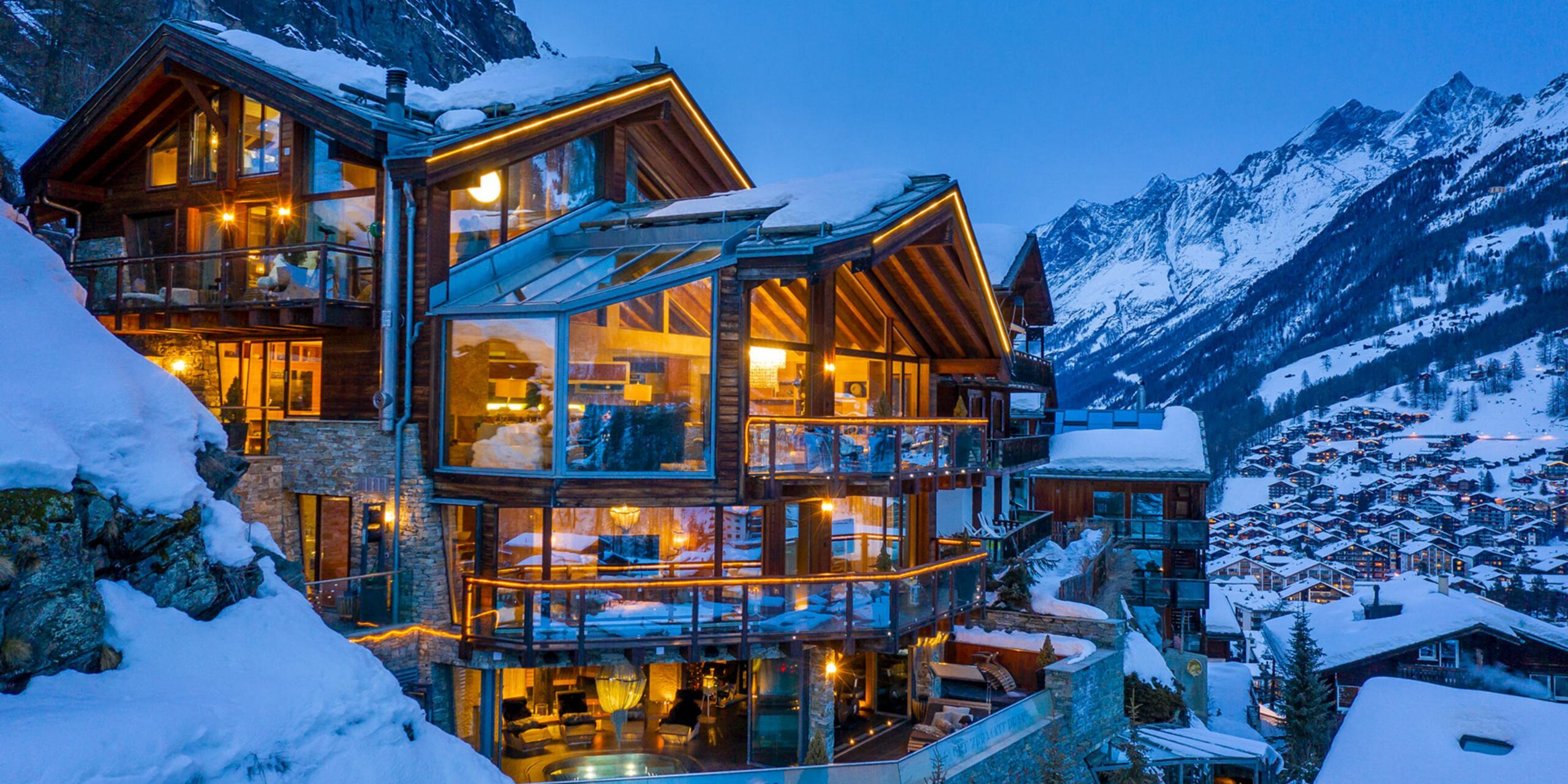 La façade du chalet de luxe de Zermatt en Suisse
