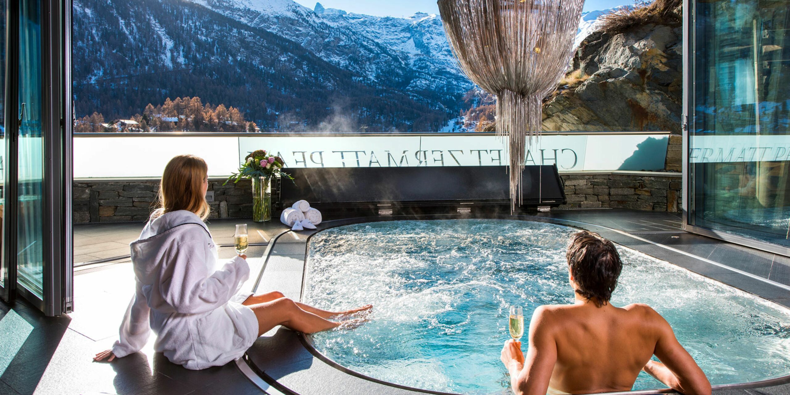 La piscine du chalet de luxe en Suisse