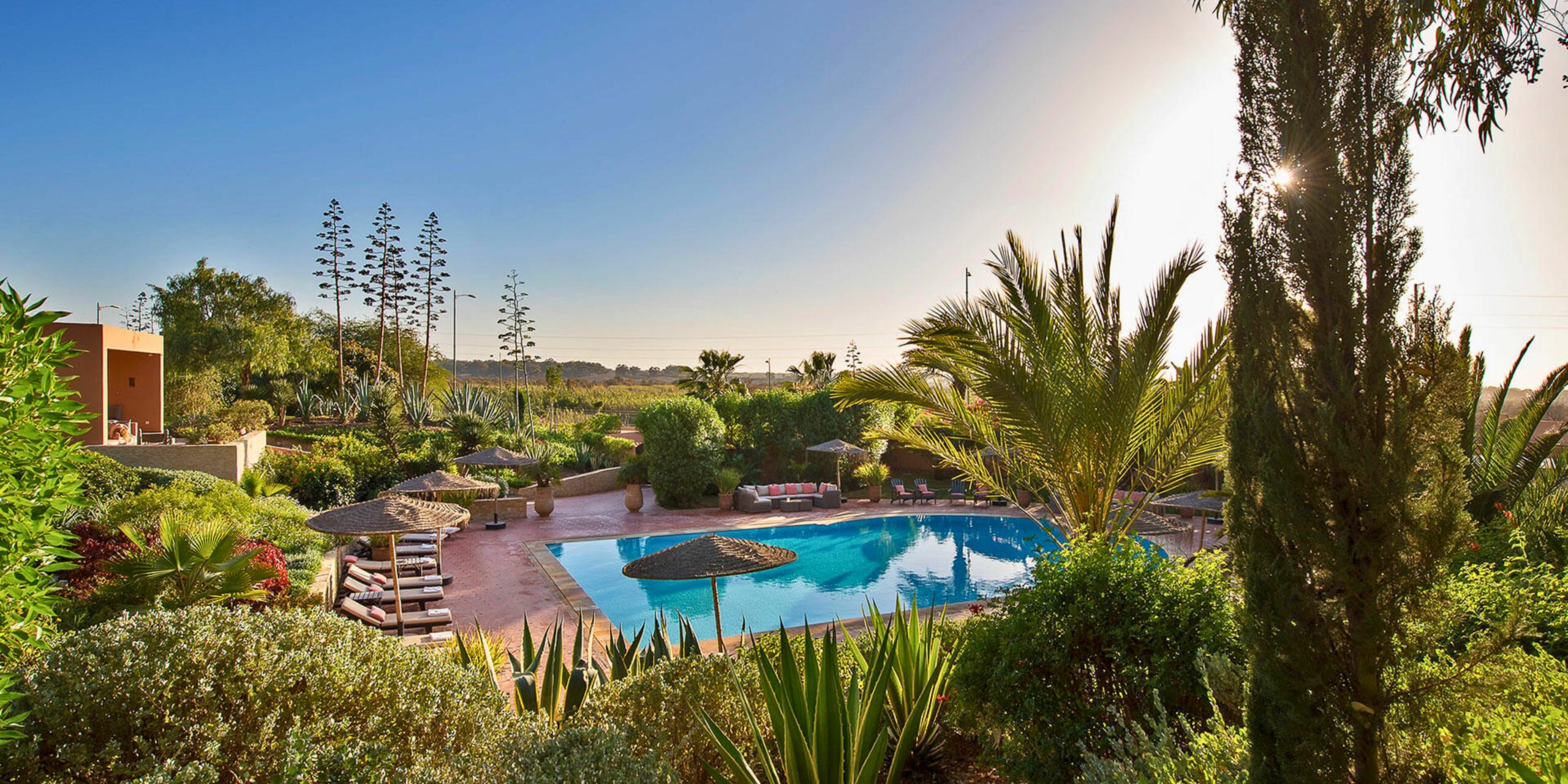 La piscine dans le jardin de la villa à Agadir