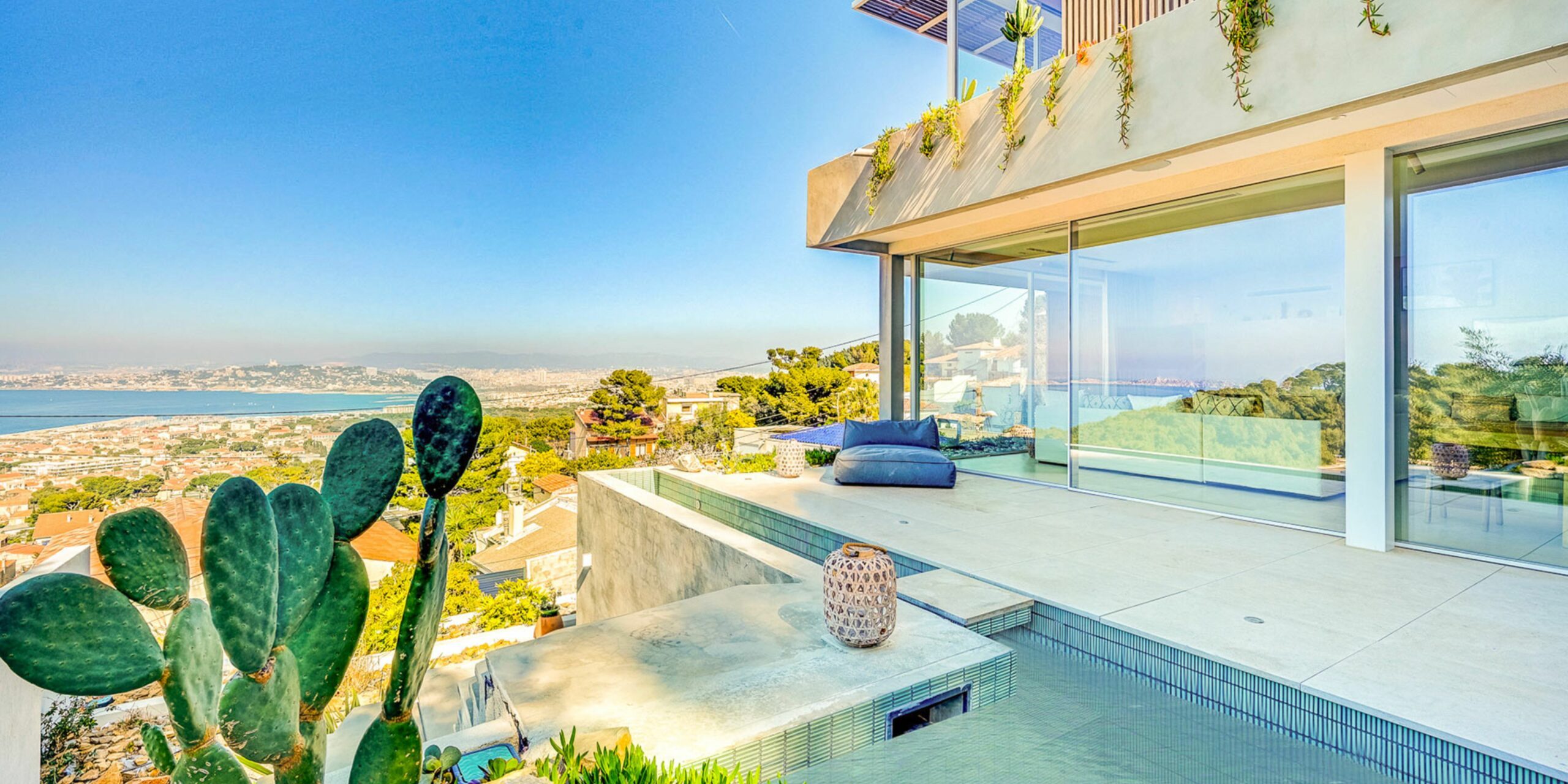 La terrasse avec piscine de la villa de Marseille