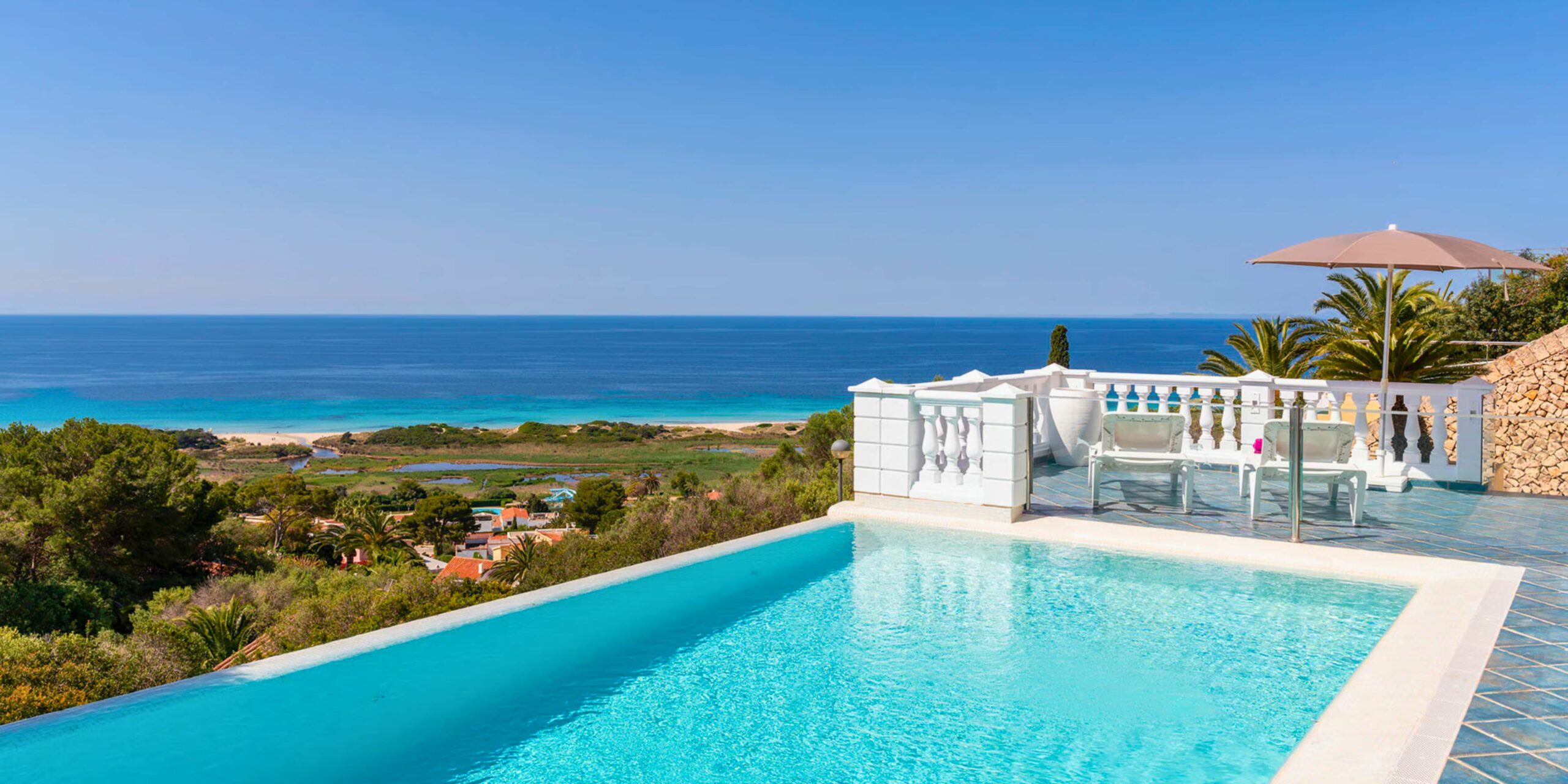 La plus belle villa avec piscine en bord de mer à Minorque