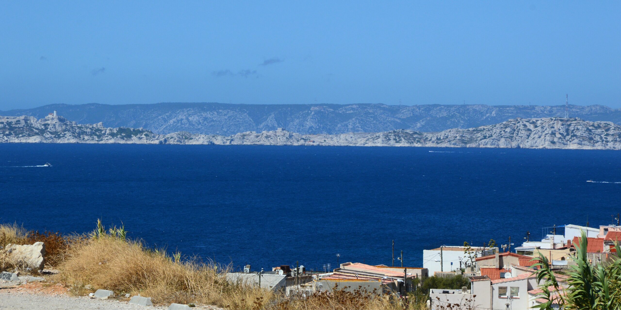 Village les Goudes de Marseille avec vue panoramique sur la mer Méditerranée