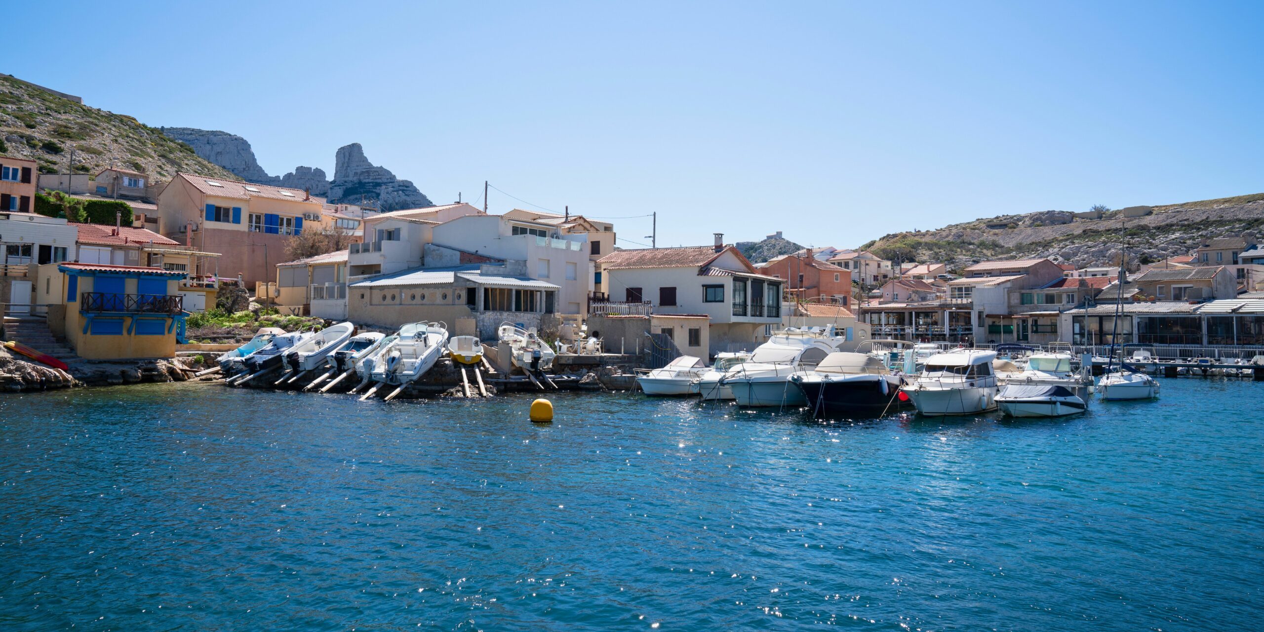 Le village de pêcheurs des Goudes avec ses hôtels et locations à Marseille