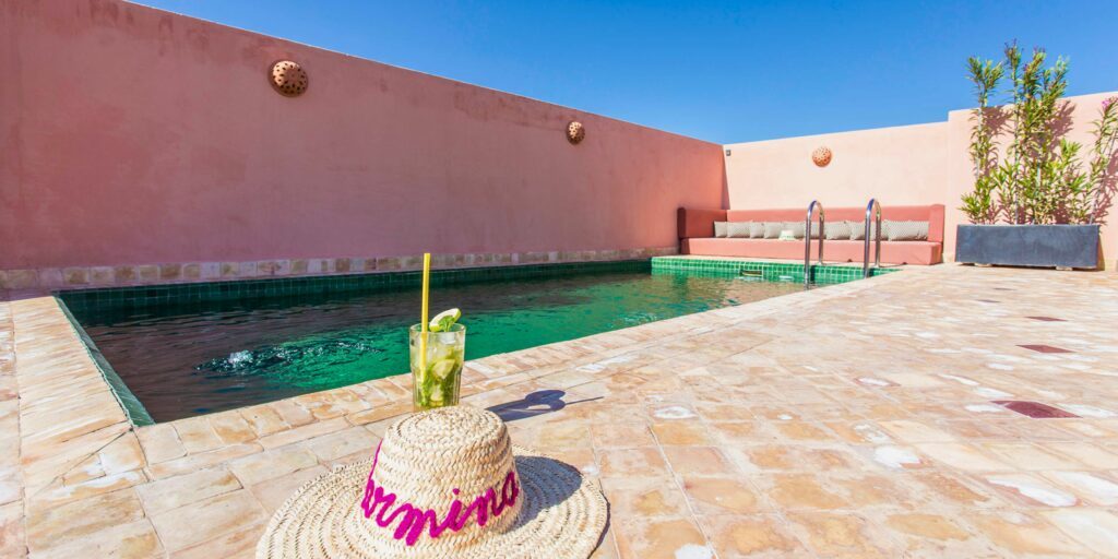 La piscine sur le toit d'un riad avec personnel de maison à Marrakech