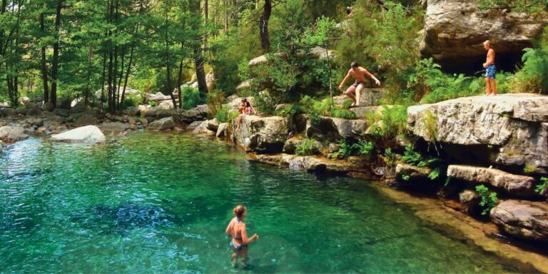 Les 12 piscines naturelles d'eau chaude à tester en Corse du Sud
