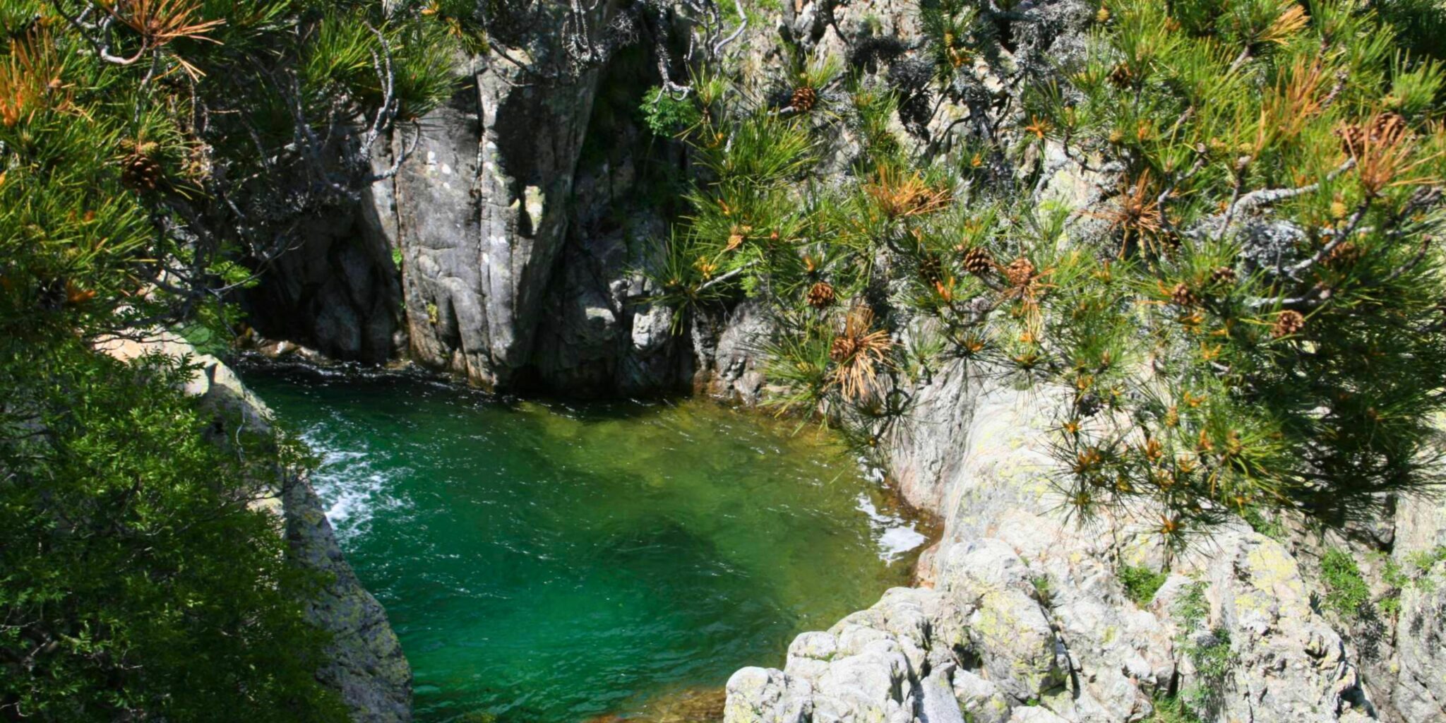 Les 12 piscines naturelles d'eau chaude à tester en Corse du Sud