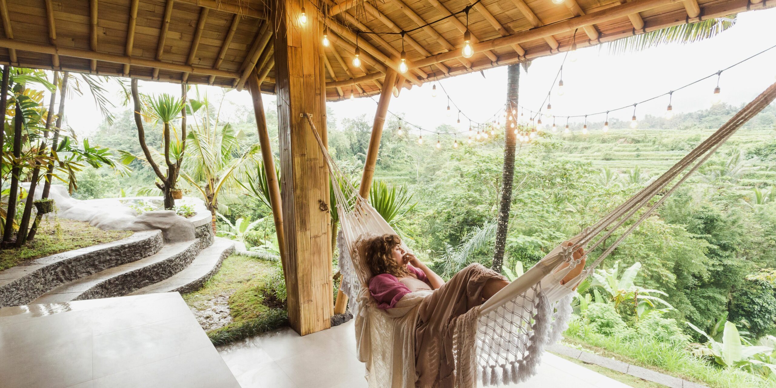 Une maison en bambou à louer lors de vacances à Ubud, sur l'île de Bali