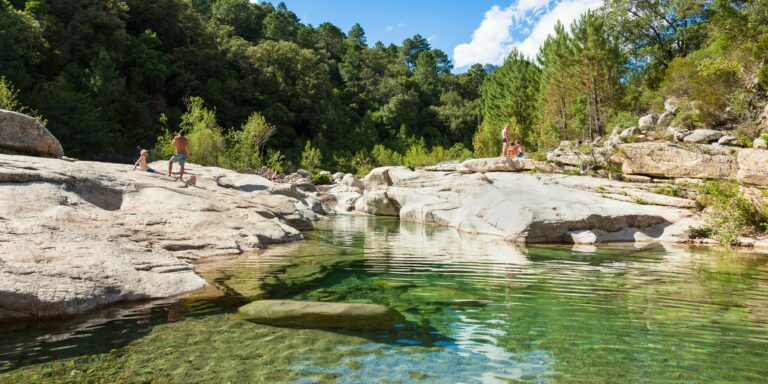Une piscine naturelle d'eau chaude en Corse du Sud