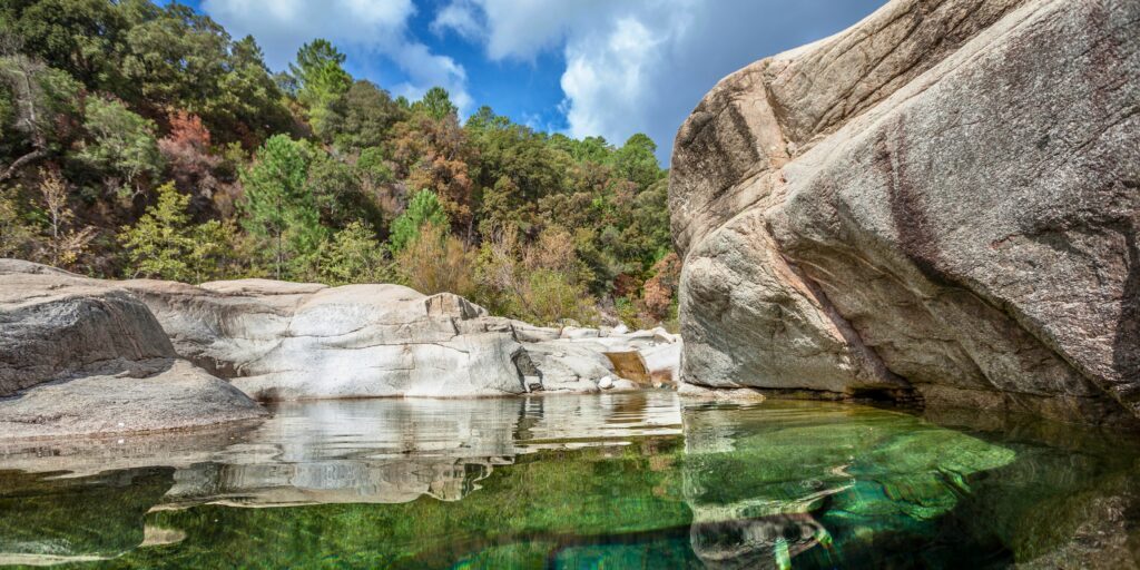 La piscine naturelle d'eau chaude du Cavu en Corse du Sud