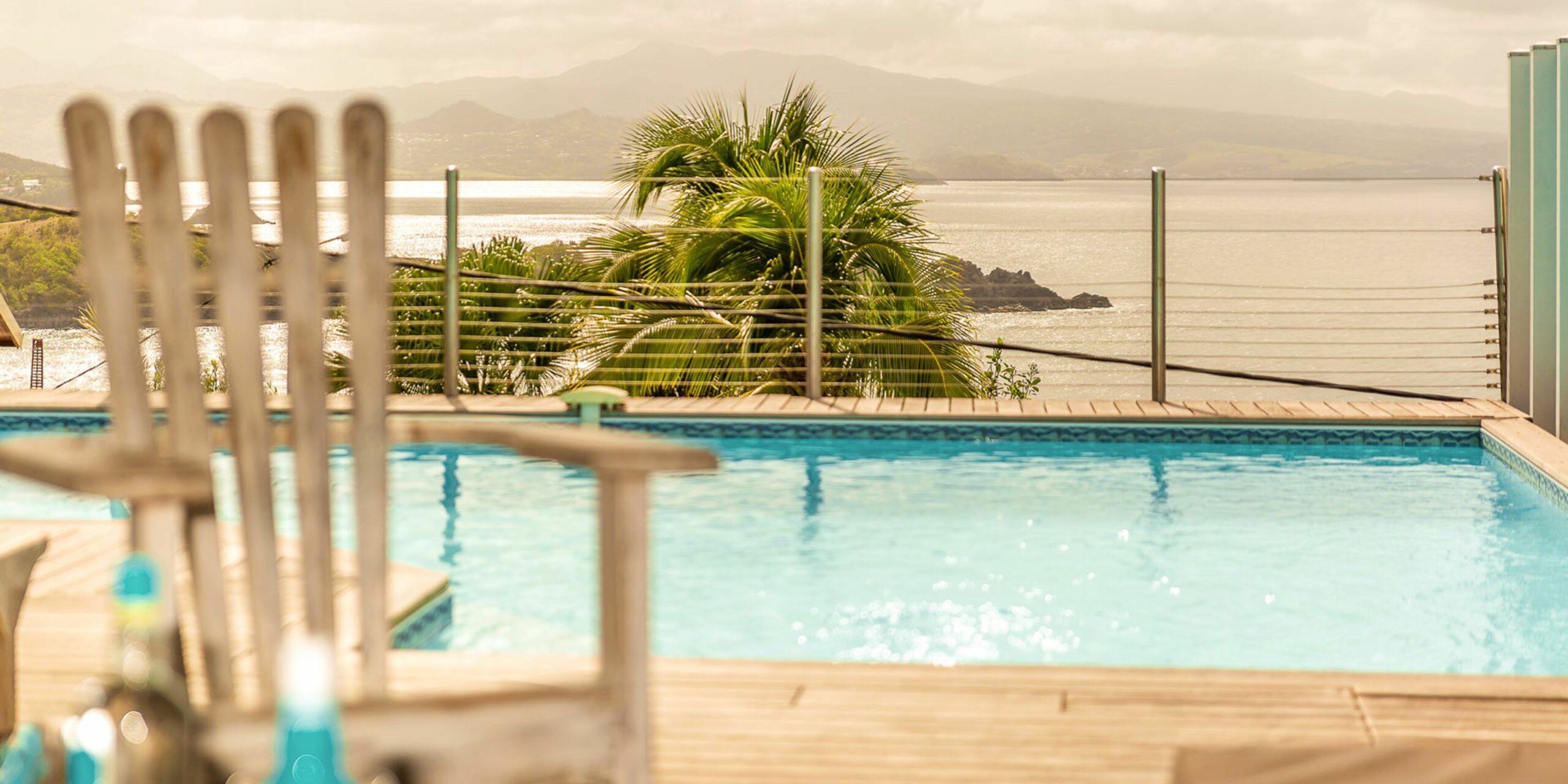 La piscine avec vue panoramique sur la Mer des Caraïbes en Martinique