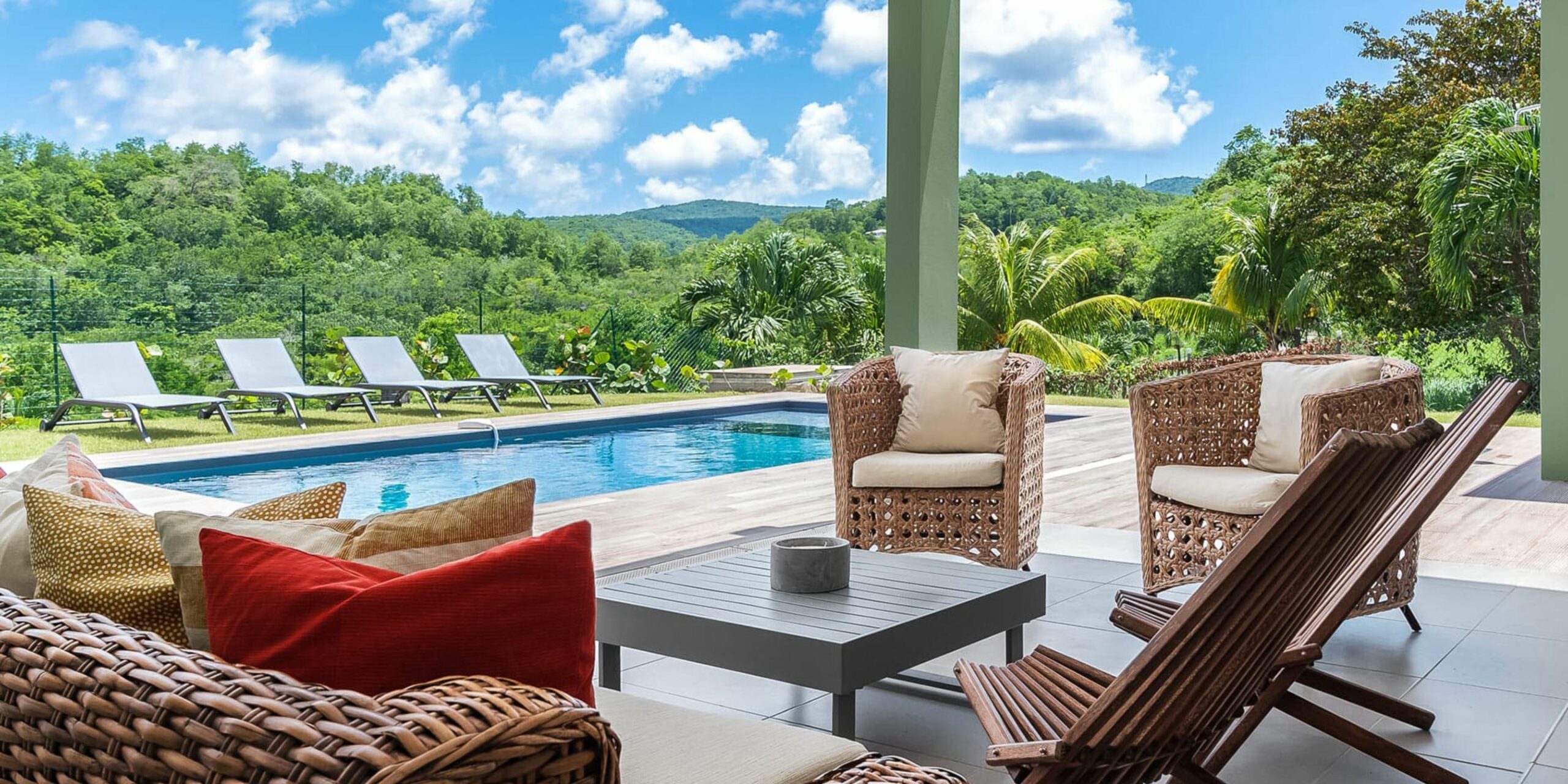La terrasse extérieure avec piscine de la villa de Fort-de-France en Martinique
