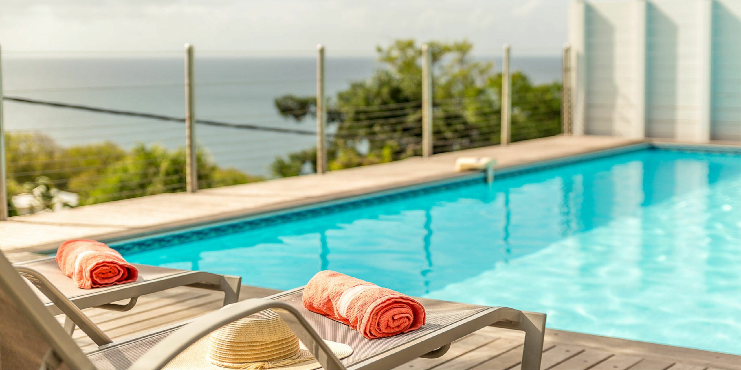 Les transats d'une villa avec piscine en Martinique