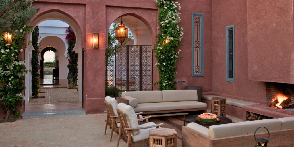Un patio dans un riad de luxe de la vallée de l'Ourika à Marrakech