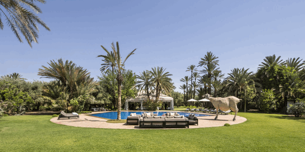 Le jardin avec piscine du Riad Sadaka, dans la Palmeraie de Marrakech