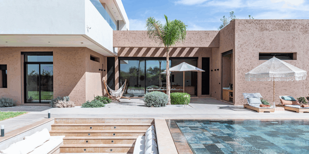 La piscine du riad de la villa Plume dans la Palmeraie de Marrakech